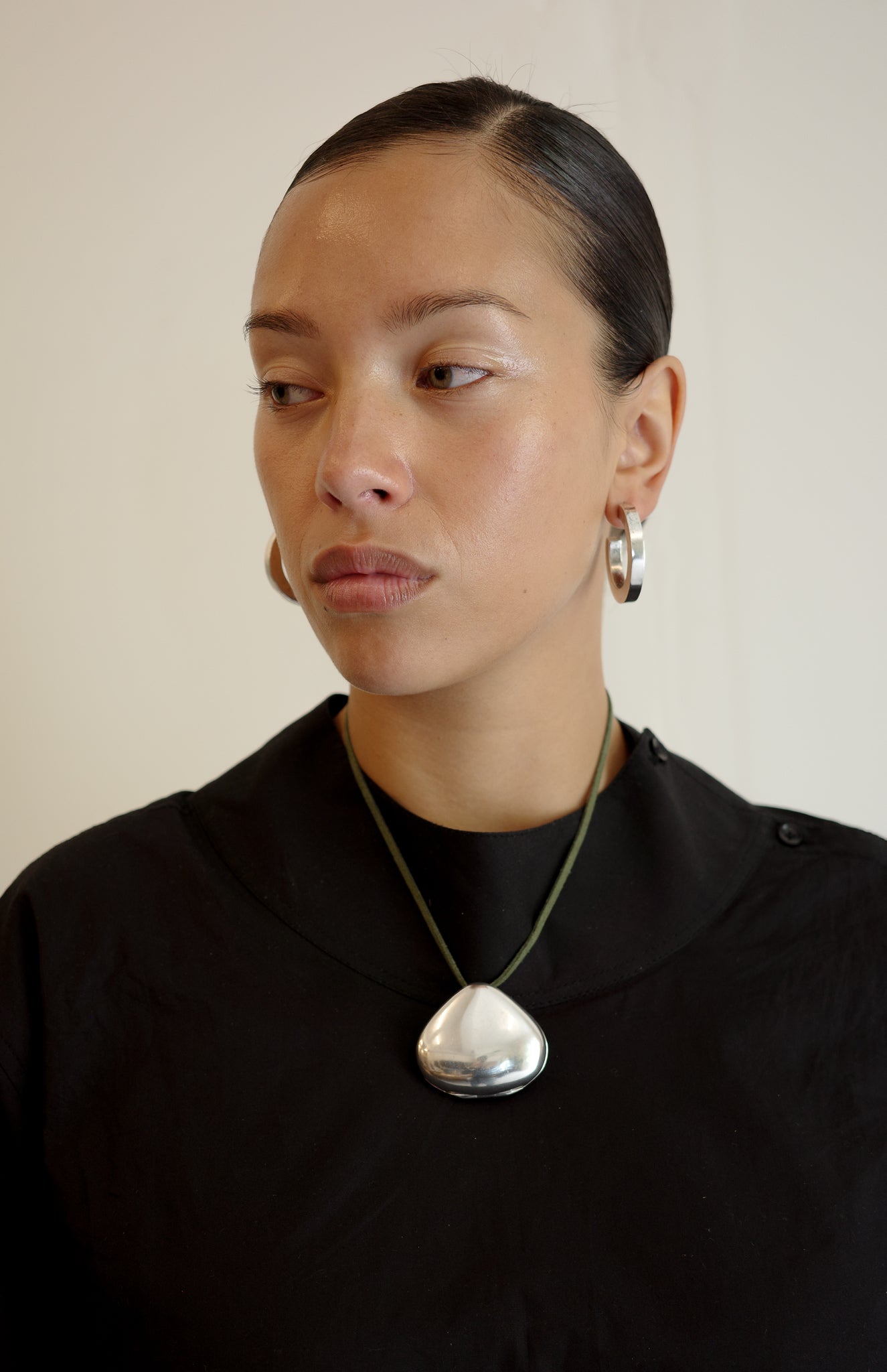 Pebble-shaped solid perfume pendant
