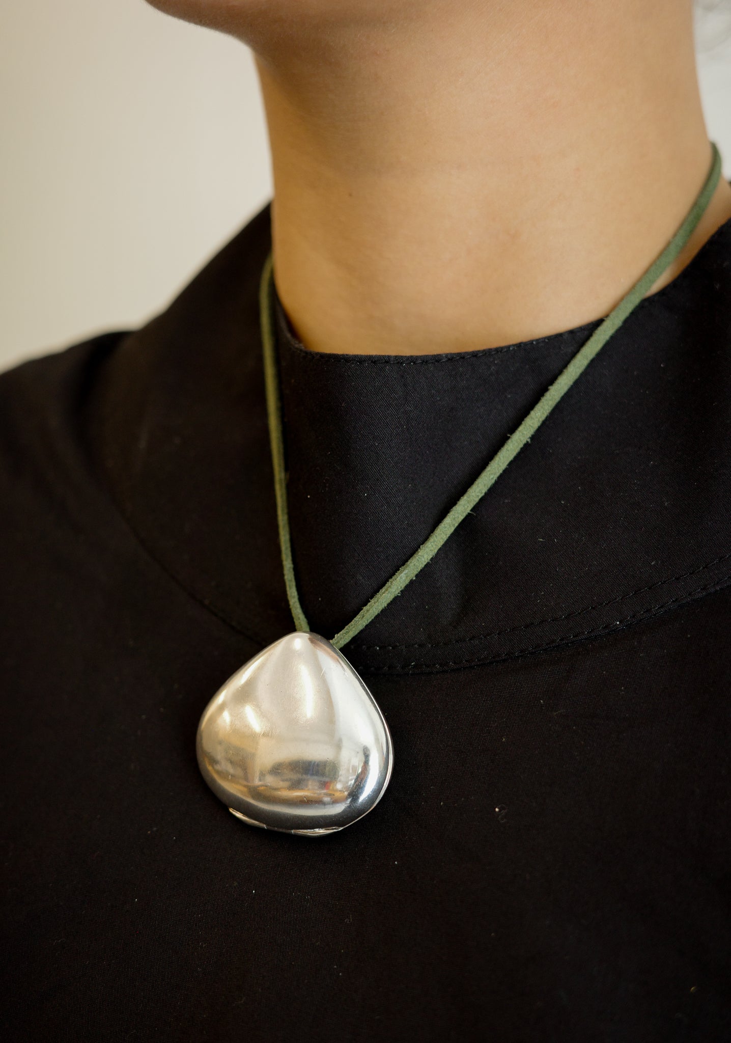 Pebble-shaped solid perfume pendant