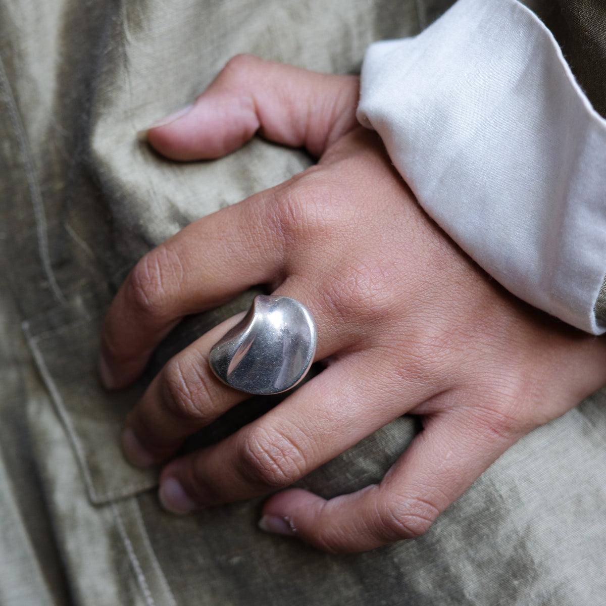 Modernist wave ring