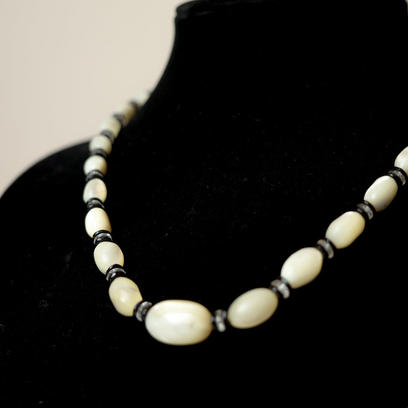 Art Deco mother pearl necklace
