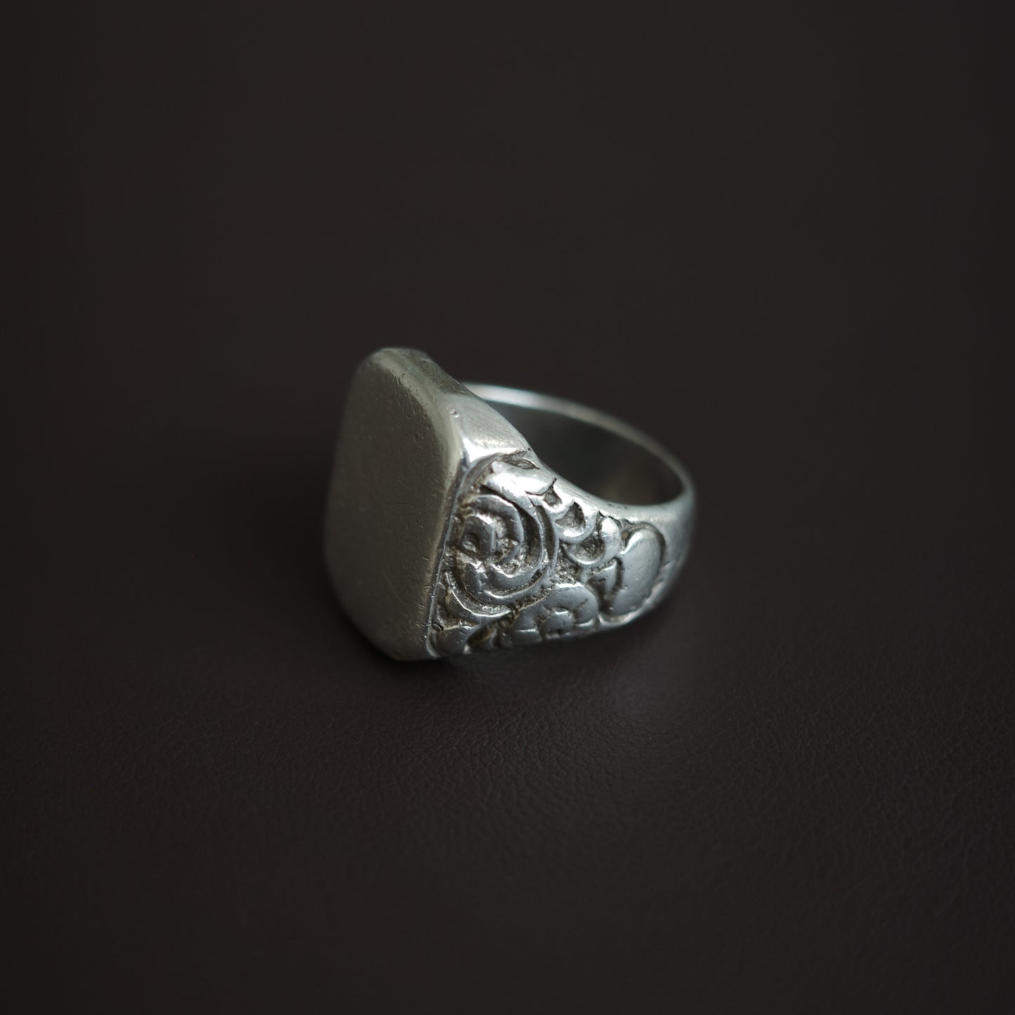 1940s floral engraved signet