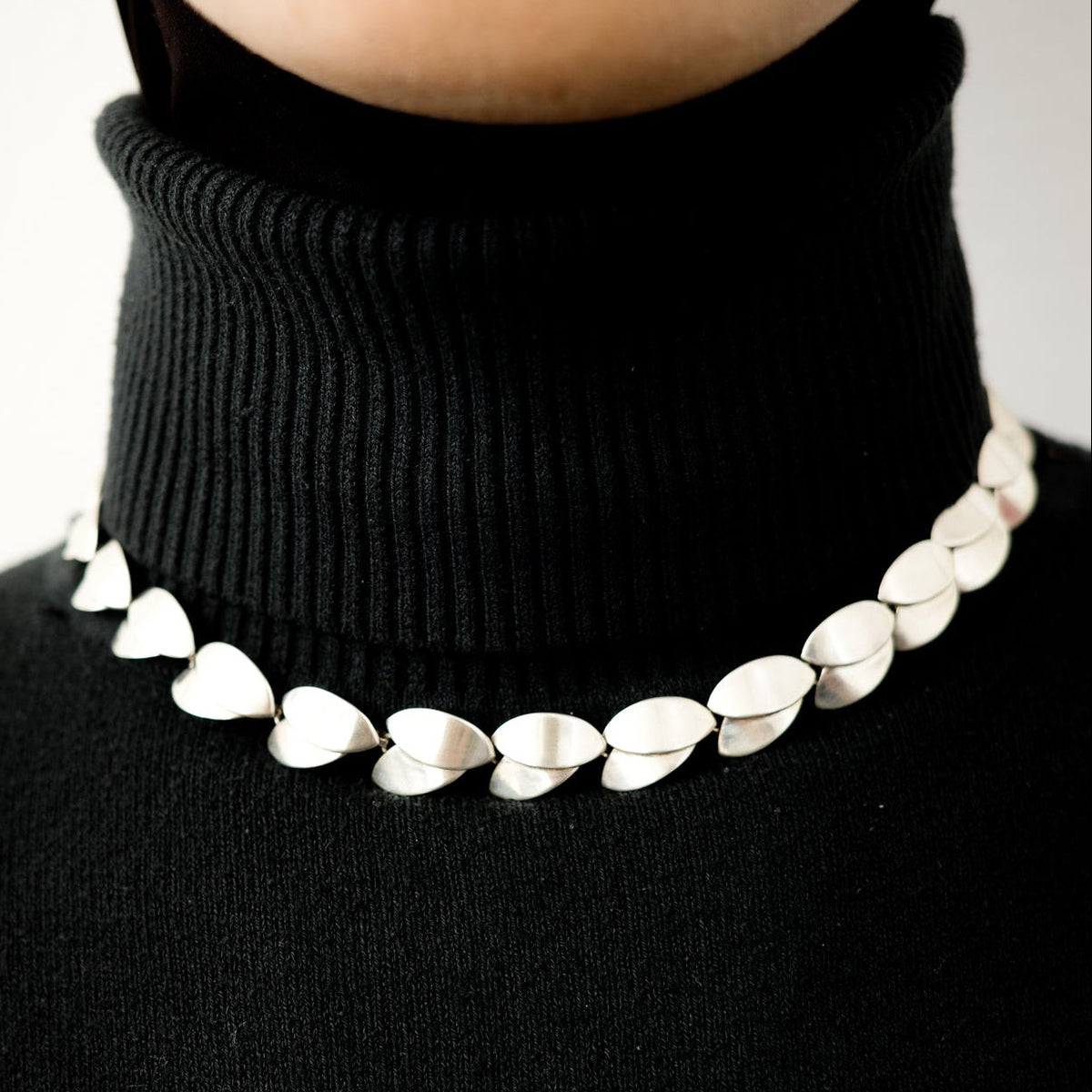 Wullum leaf neck piece
