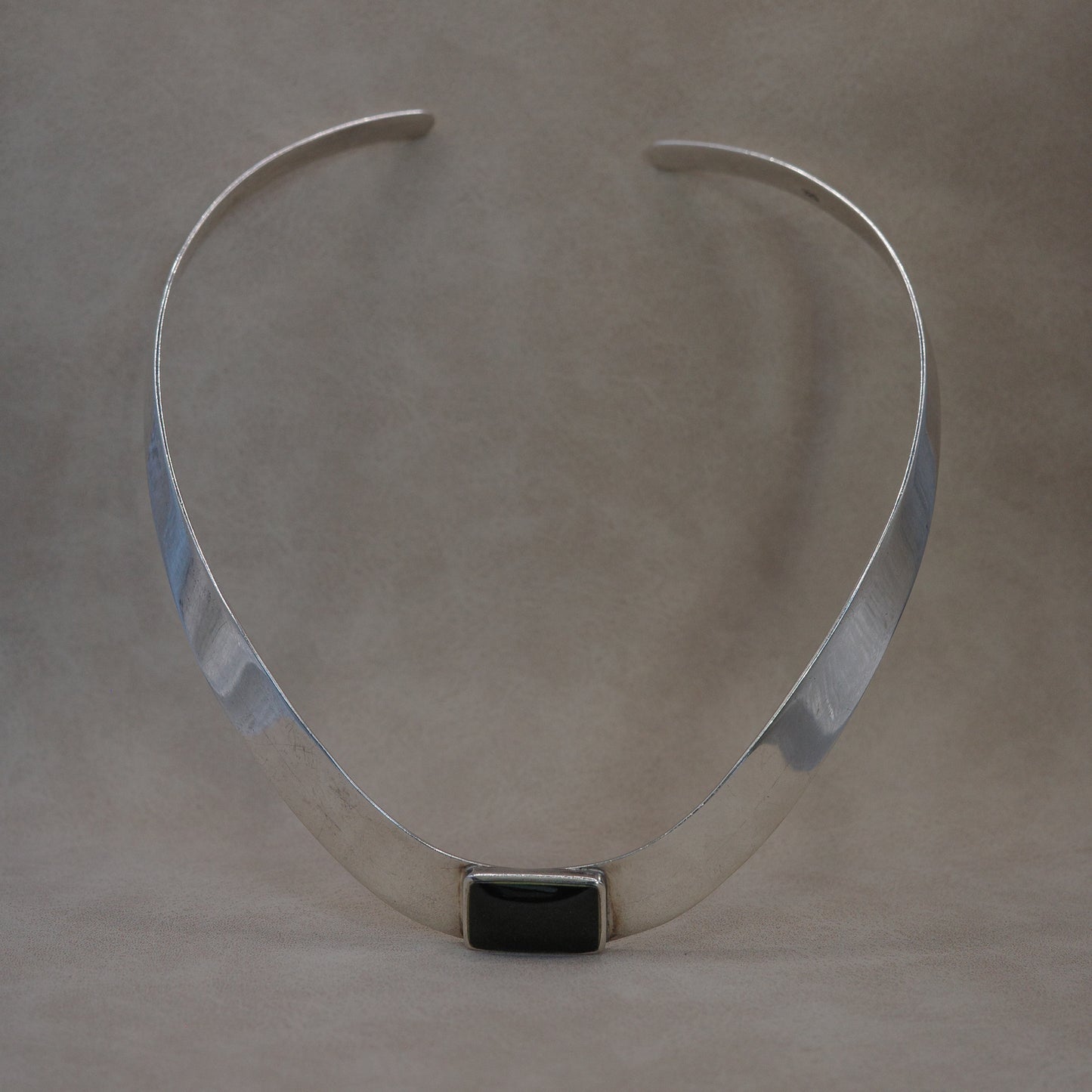Silver neck-piece with onyx stone