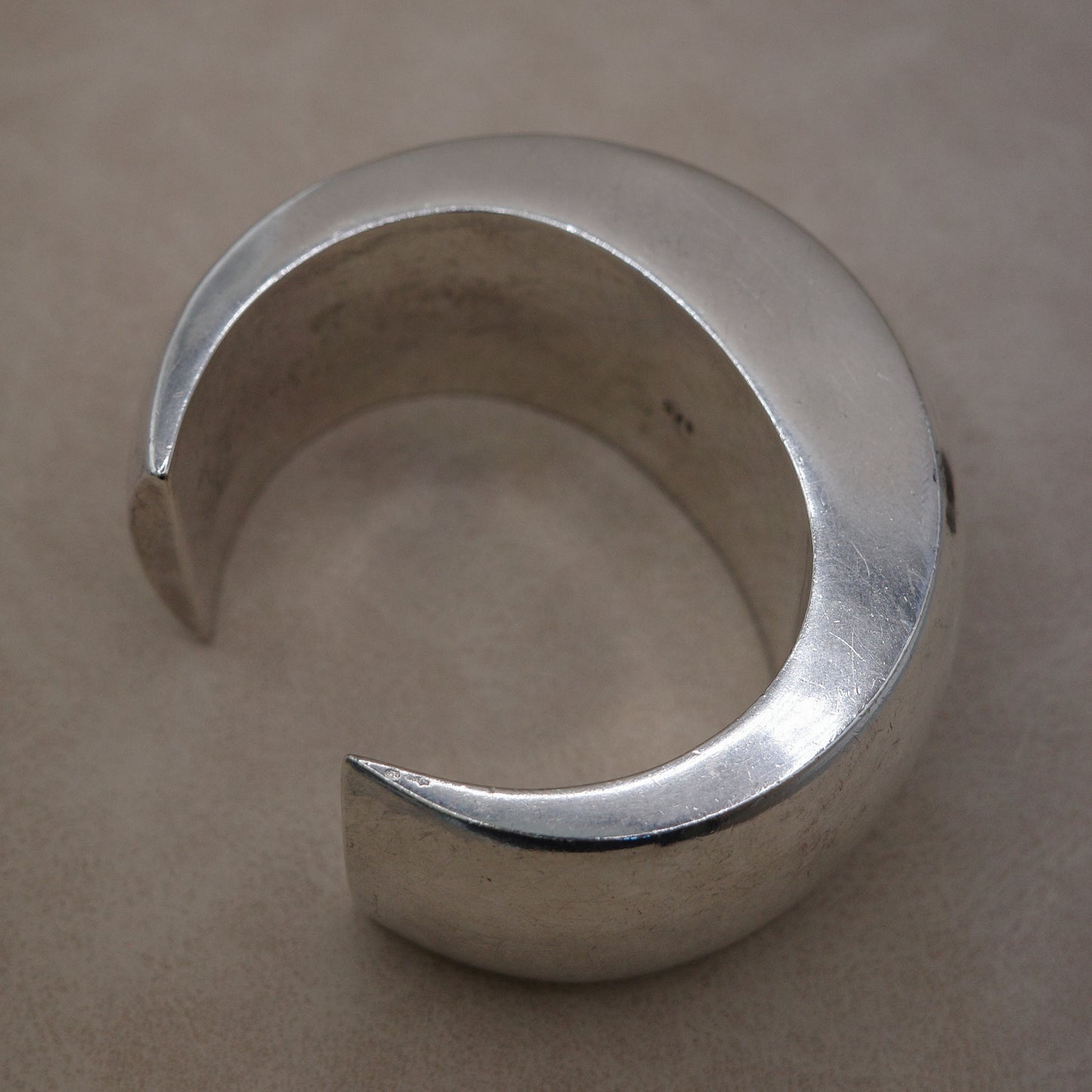 heavy weight, but hallow C-shaped chunky cuff