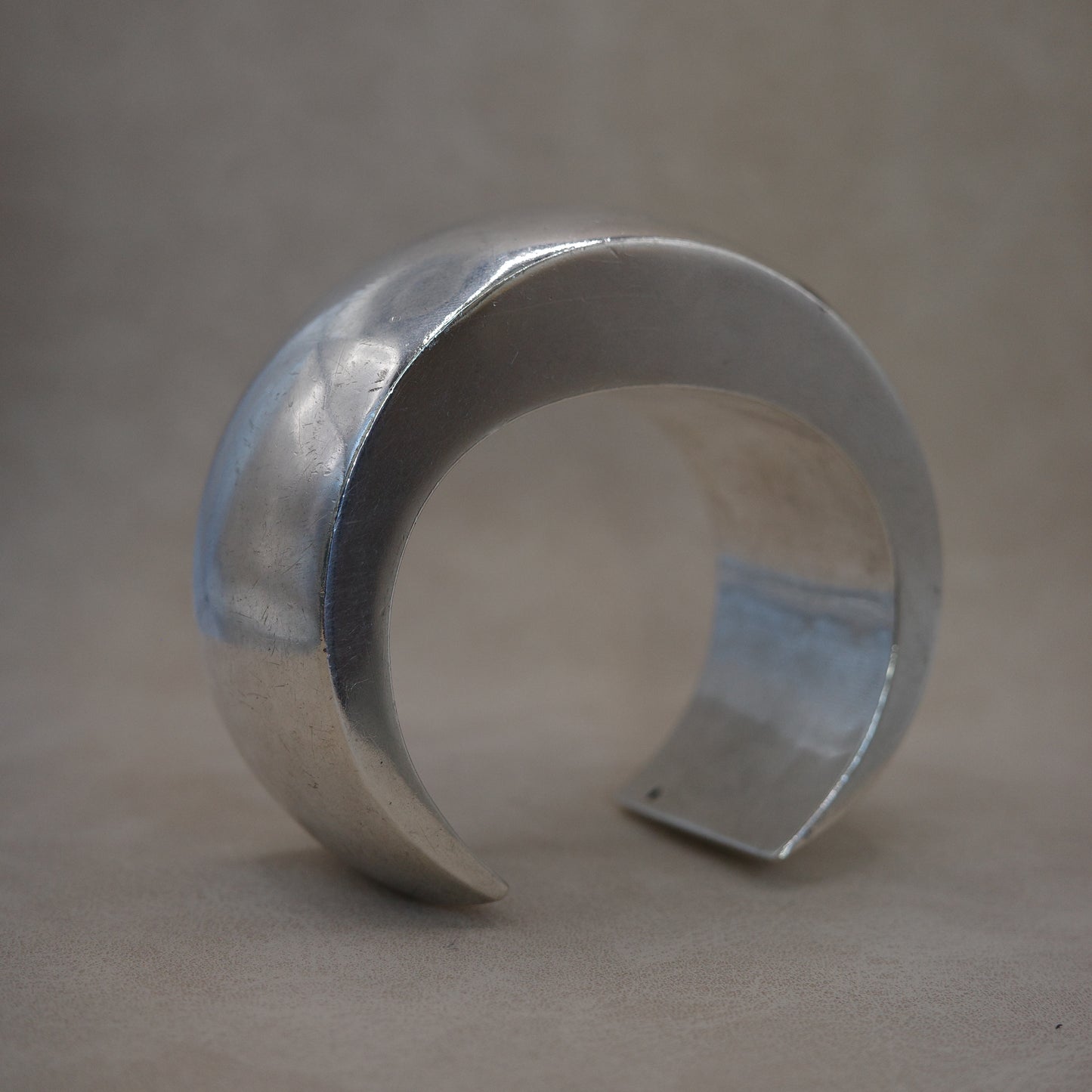 heavy weight, but hallow C-shaped chunky cuff
