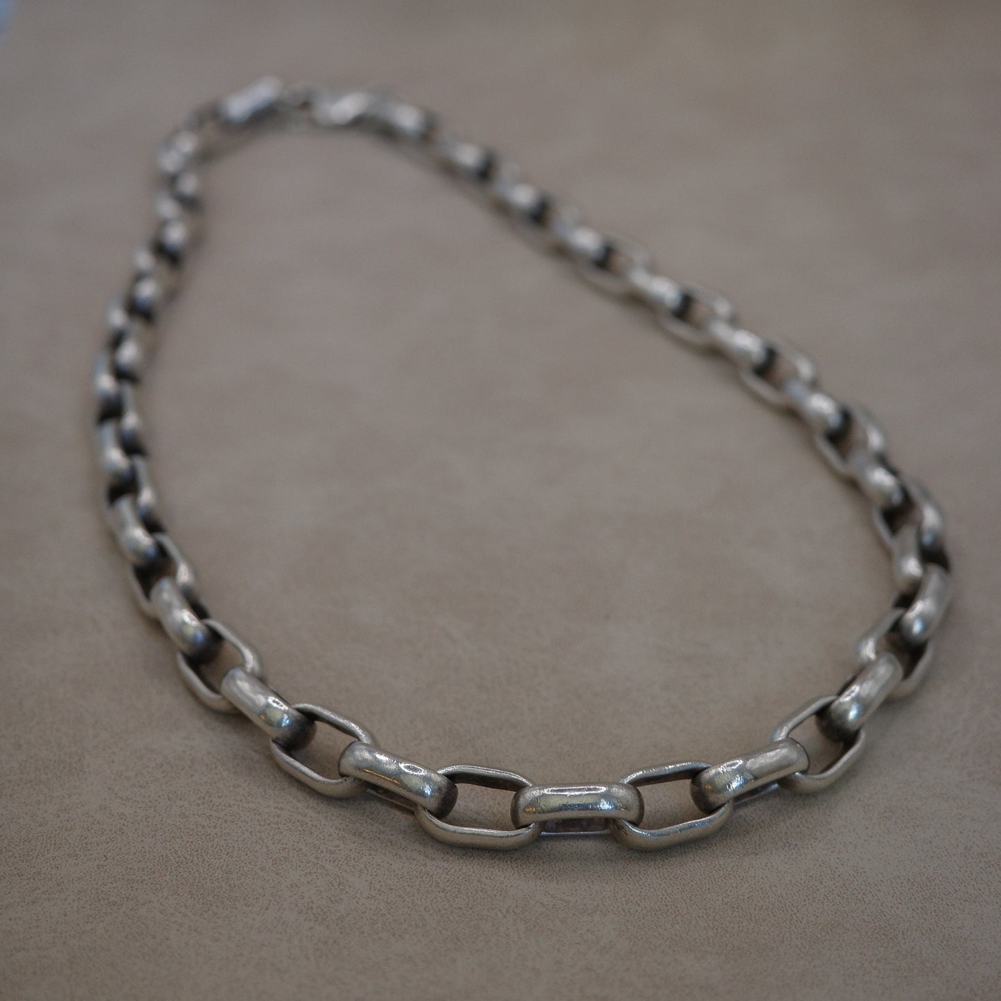 Timeless solid cable link chain
