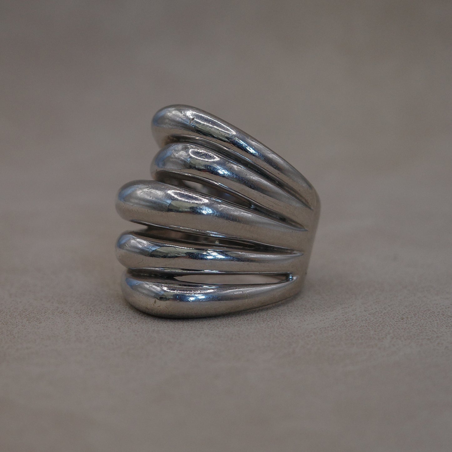 Heavy weight five ribbed stacked ring
