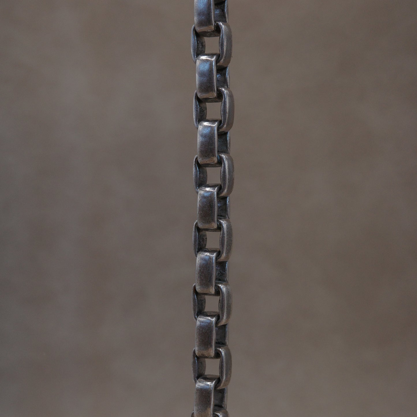 Solid, chunky box chain link necklace with seamless closure clasp