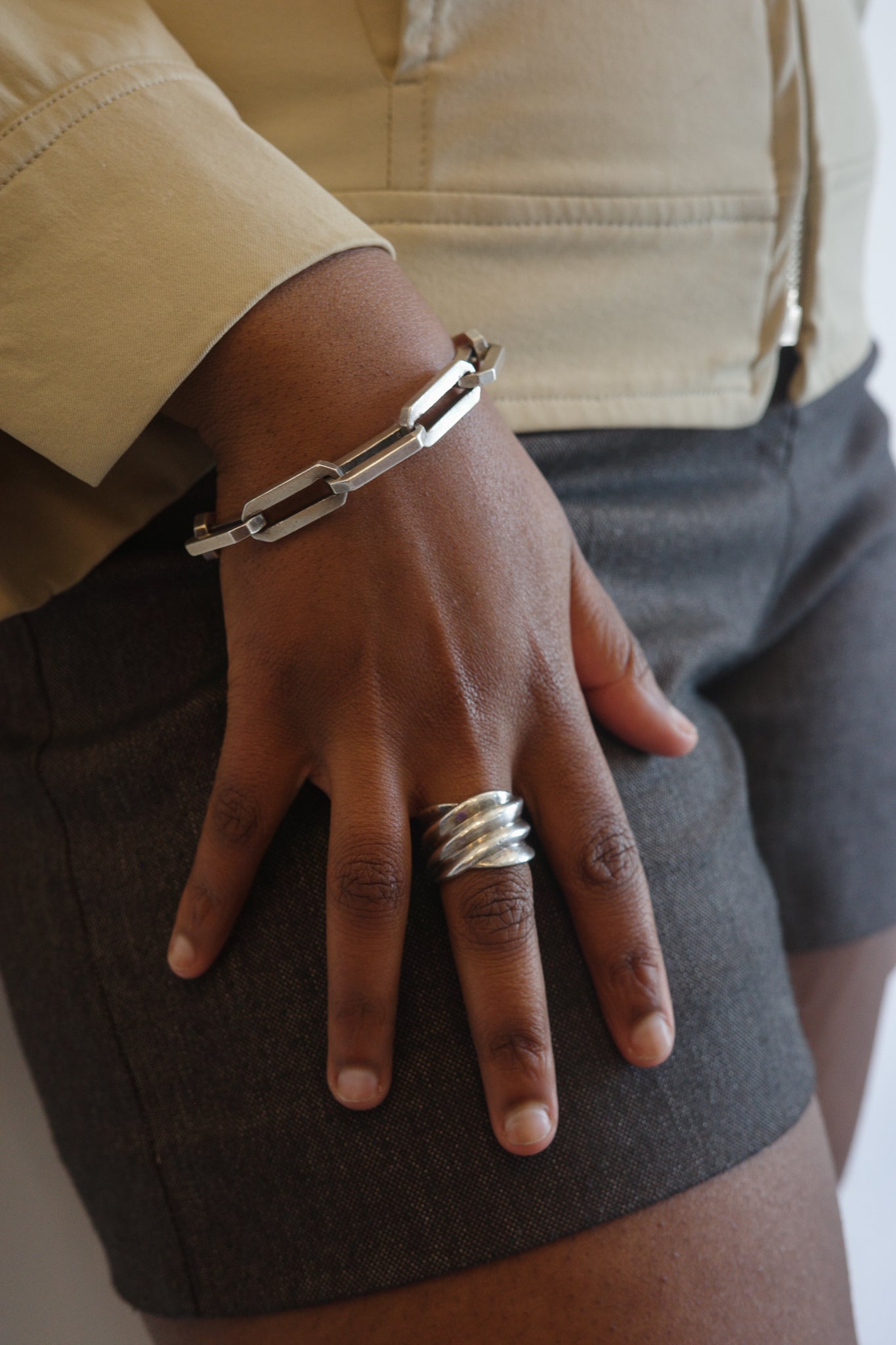 Thick band ribbed ring