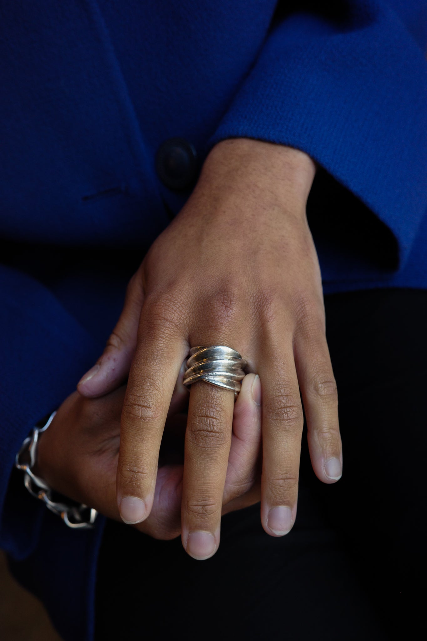 Thick band ribbed ring