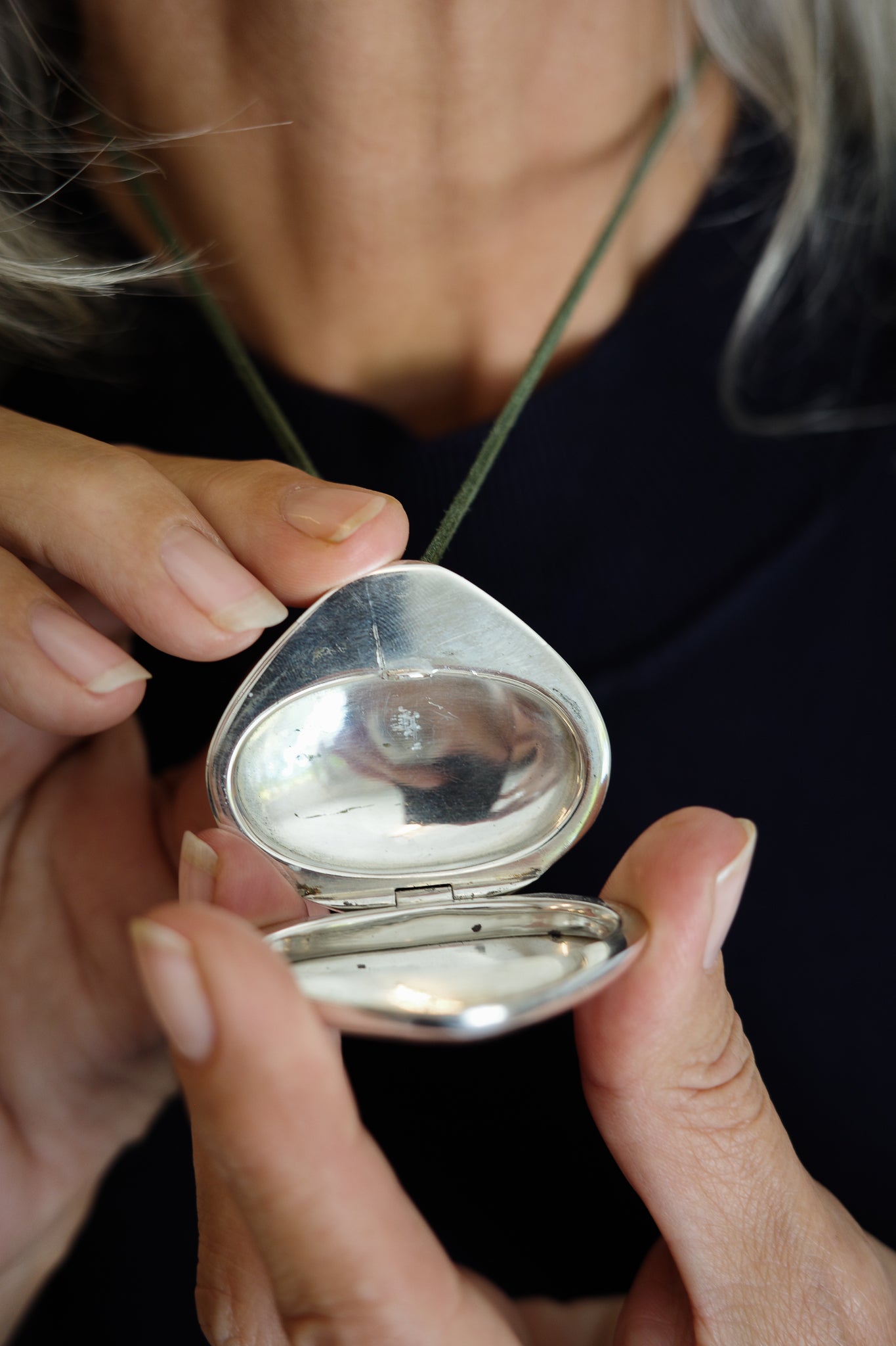 Pebble-shaped solid perfume pendant