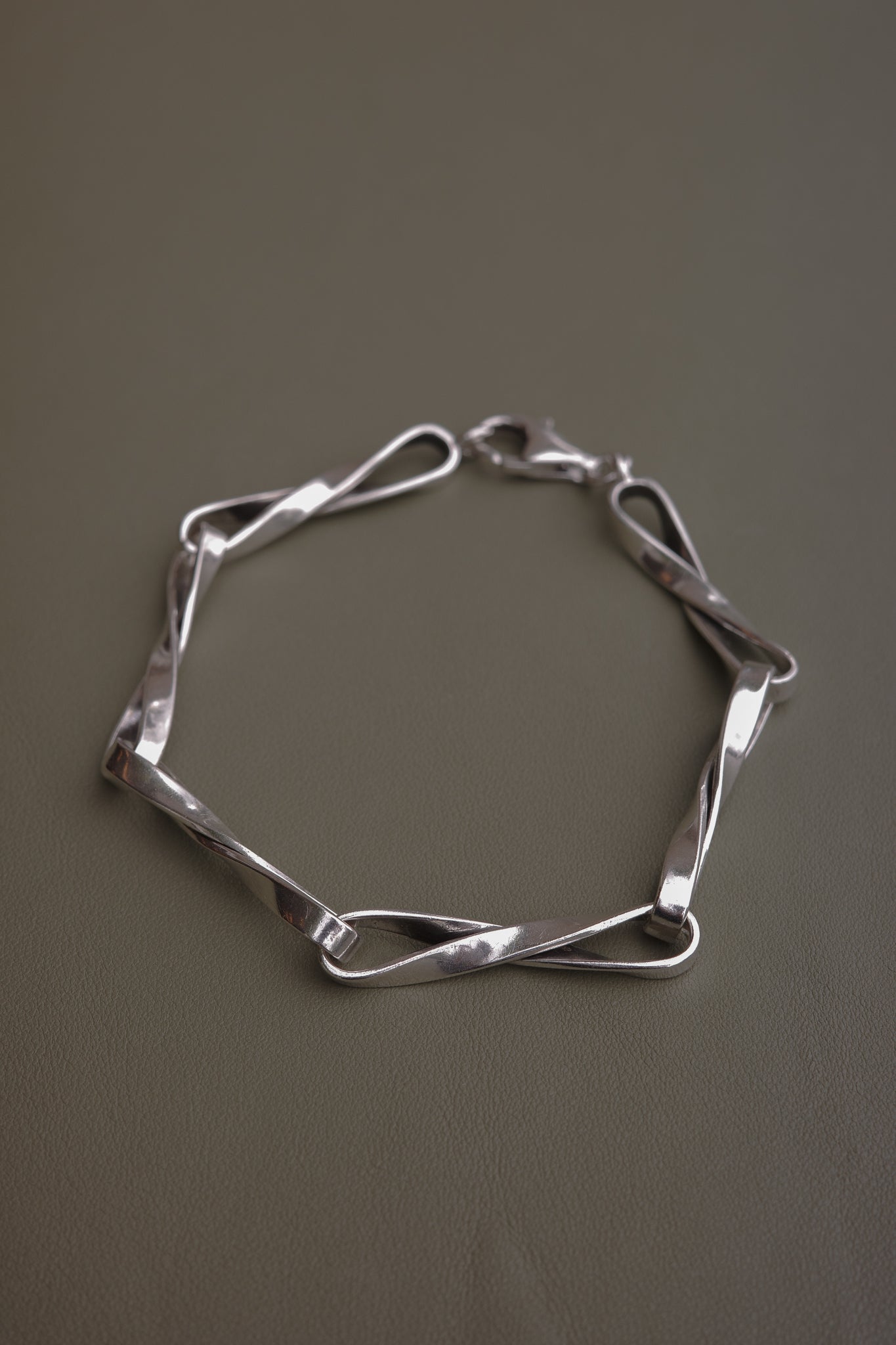 Solid Twisted Link Bracelet