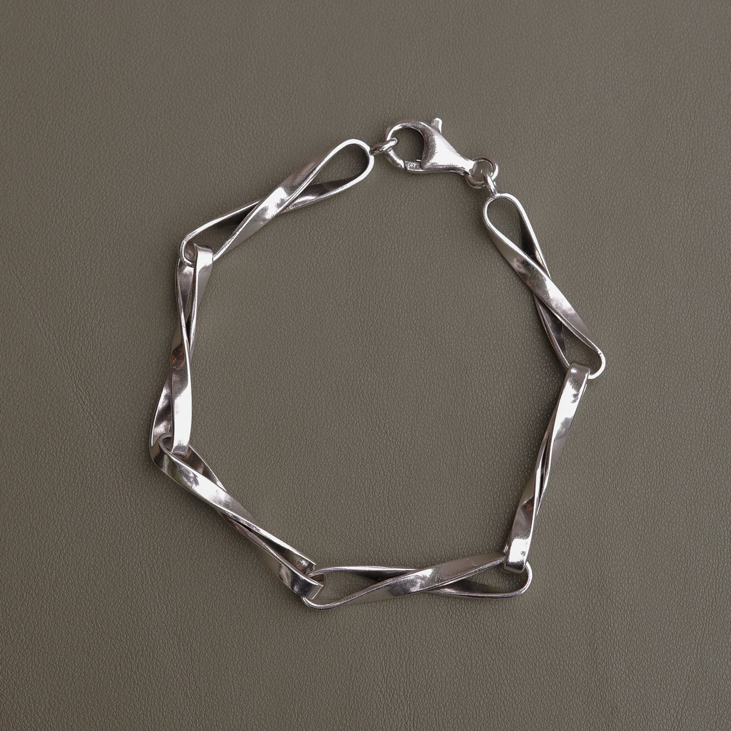 Solid Twisted Link Bracelet