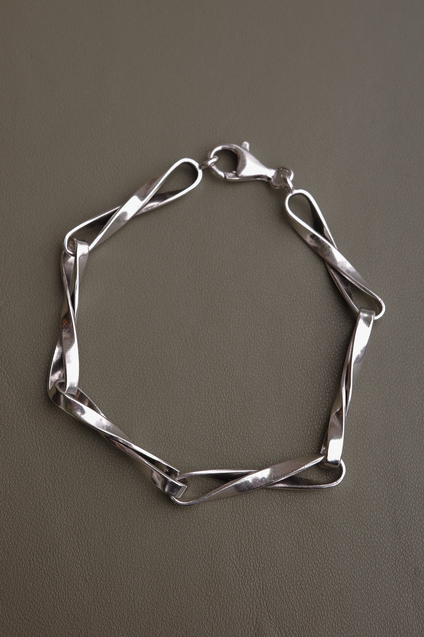 Solid Twisted Link Bracelet