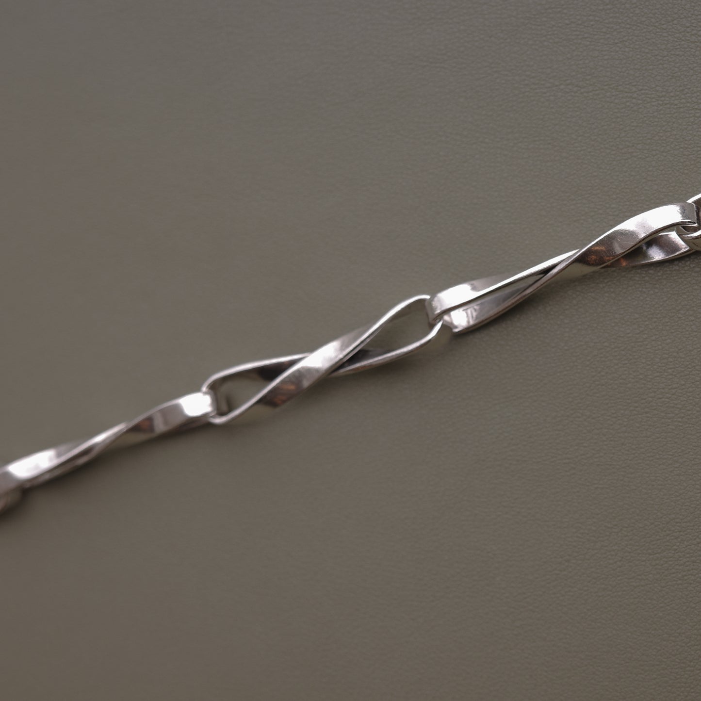 Solid Twisted Link Bracelet