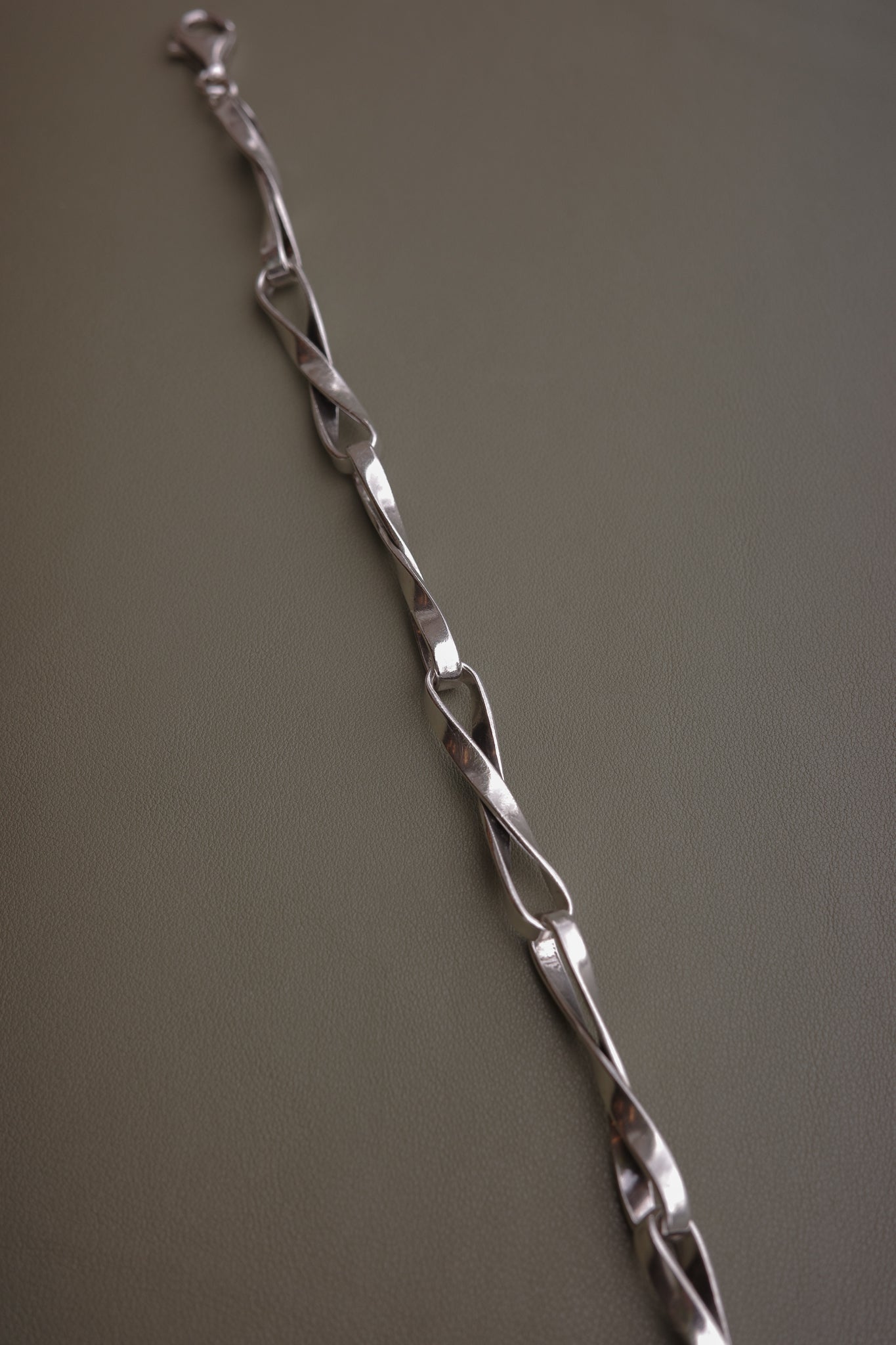Solid Twisted Link Bracelet