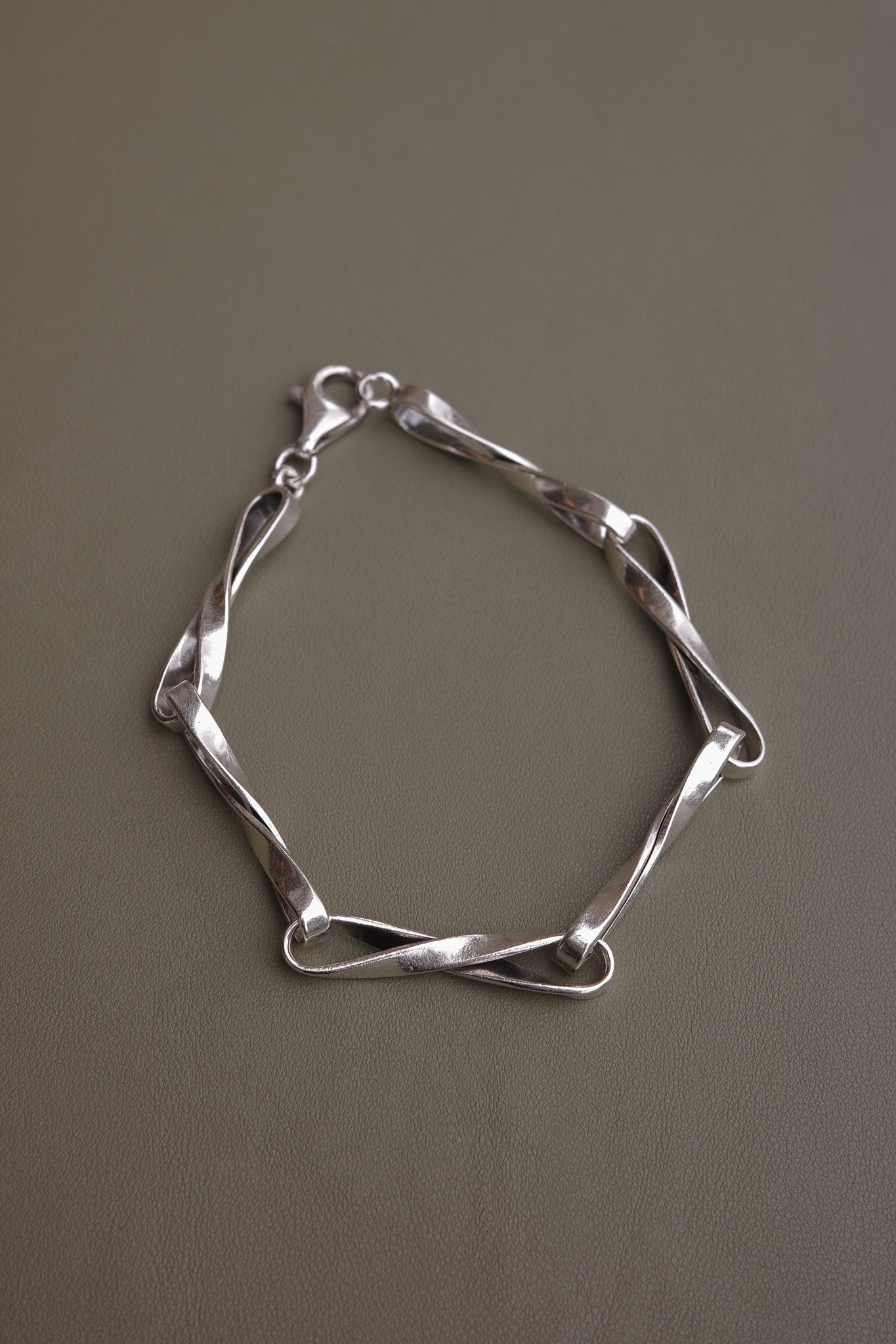 Solid Twisted Link Bracelet