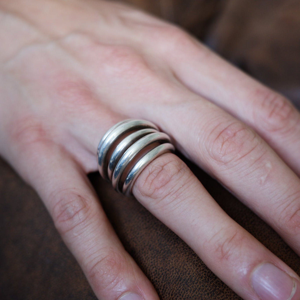 Solid wide wire ring