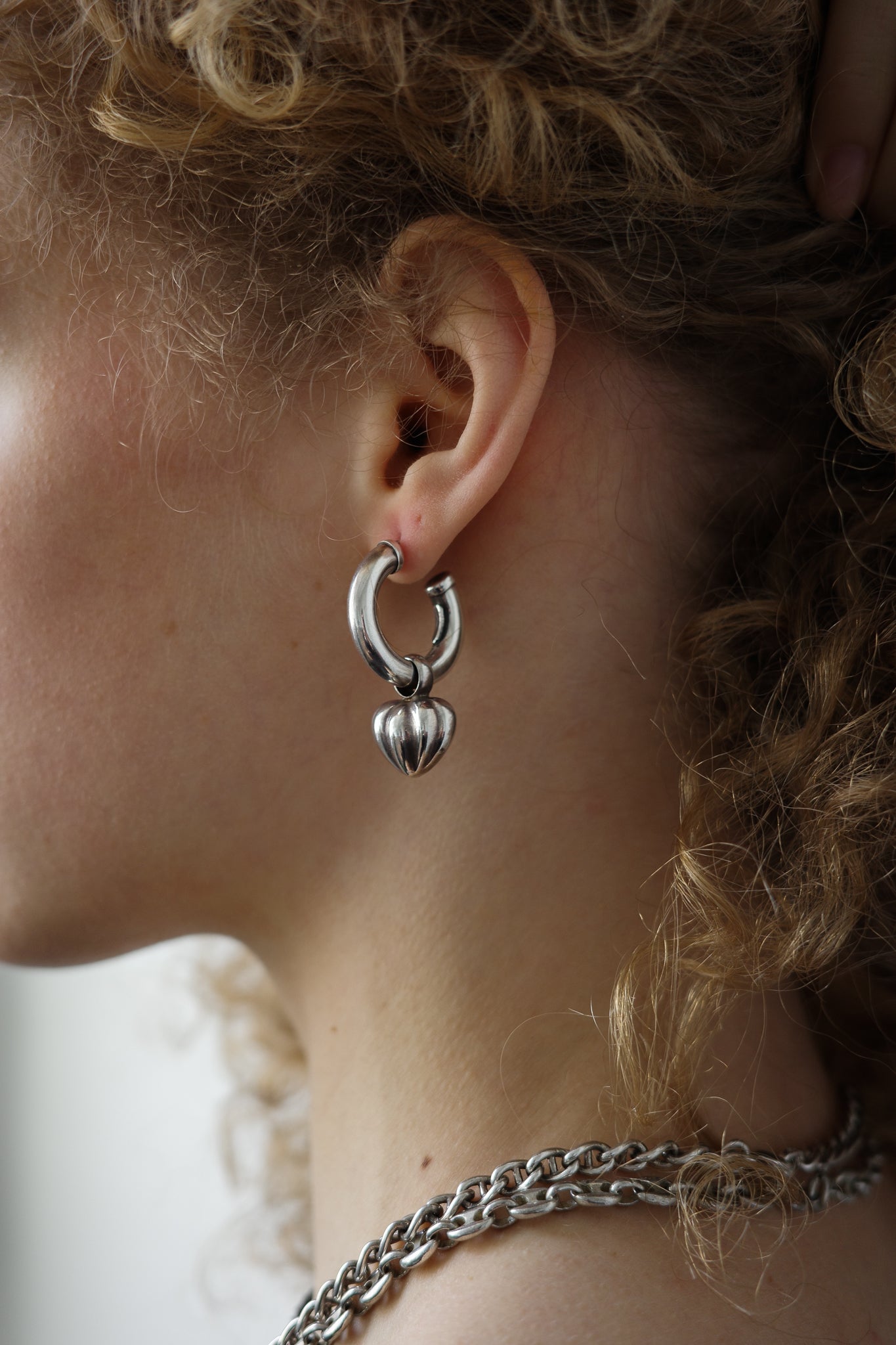 Single hoop earring