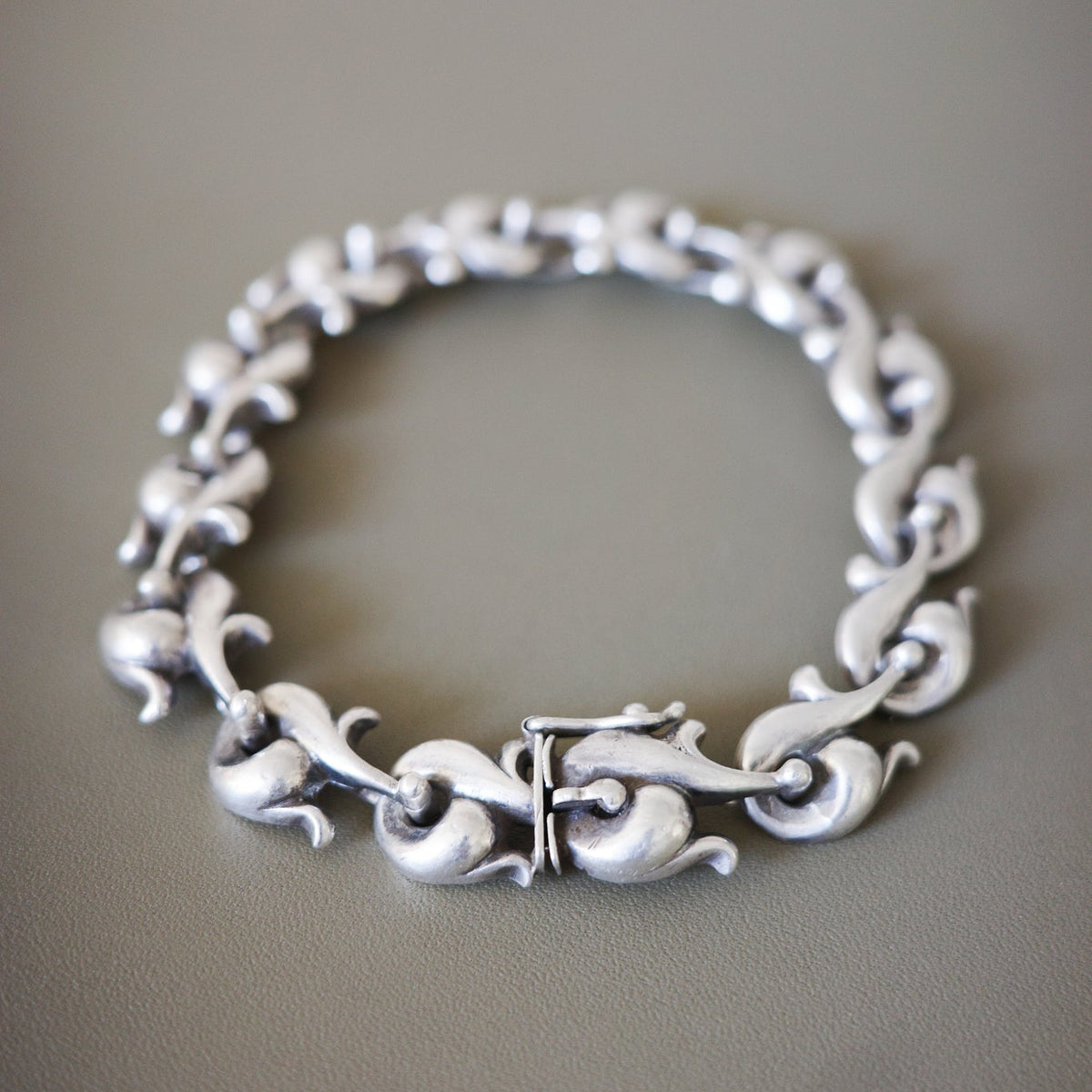 Abstract leaf link bracelet