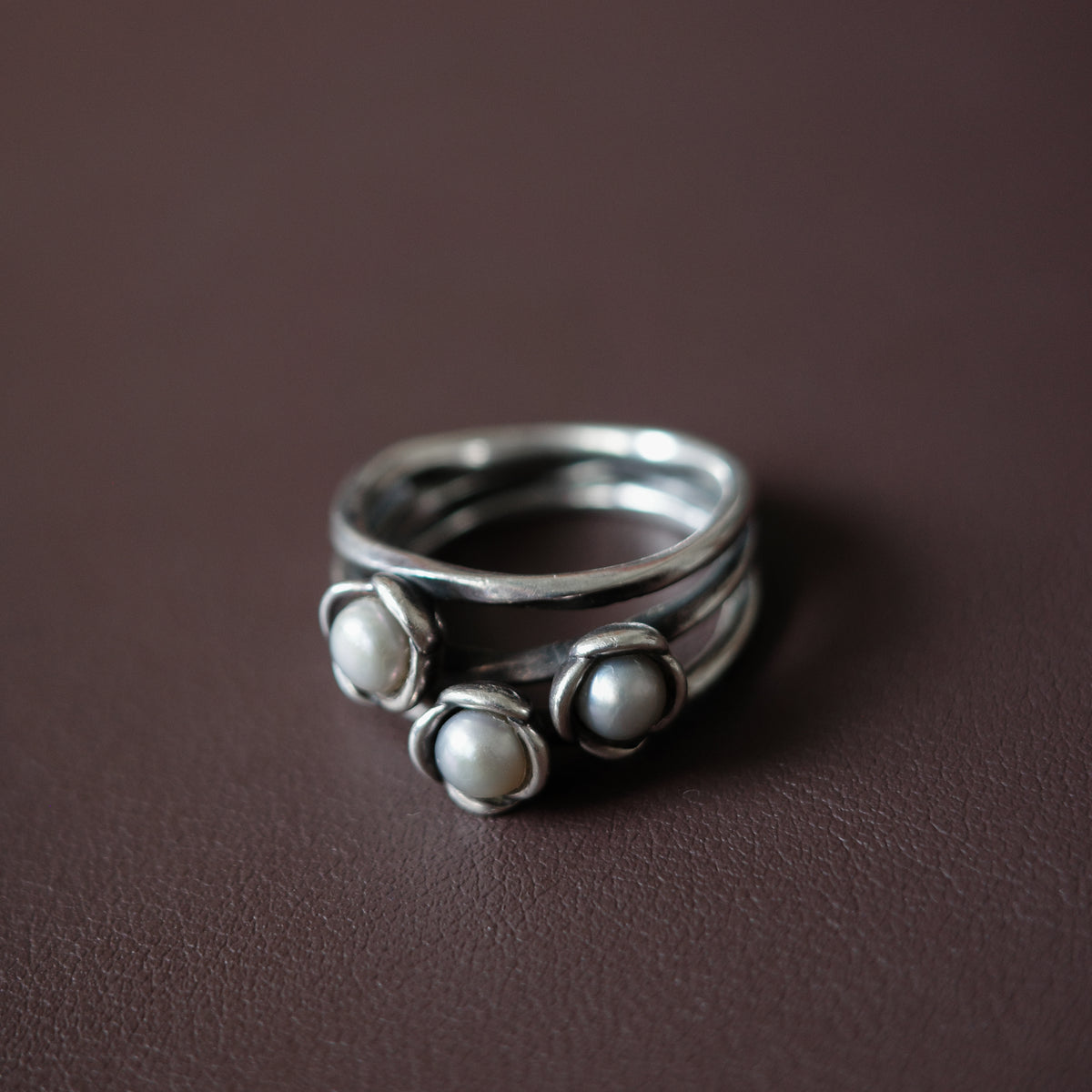 Grey pearl ring