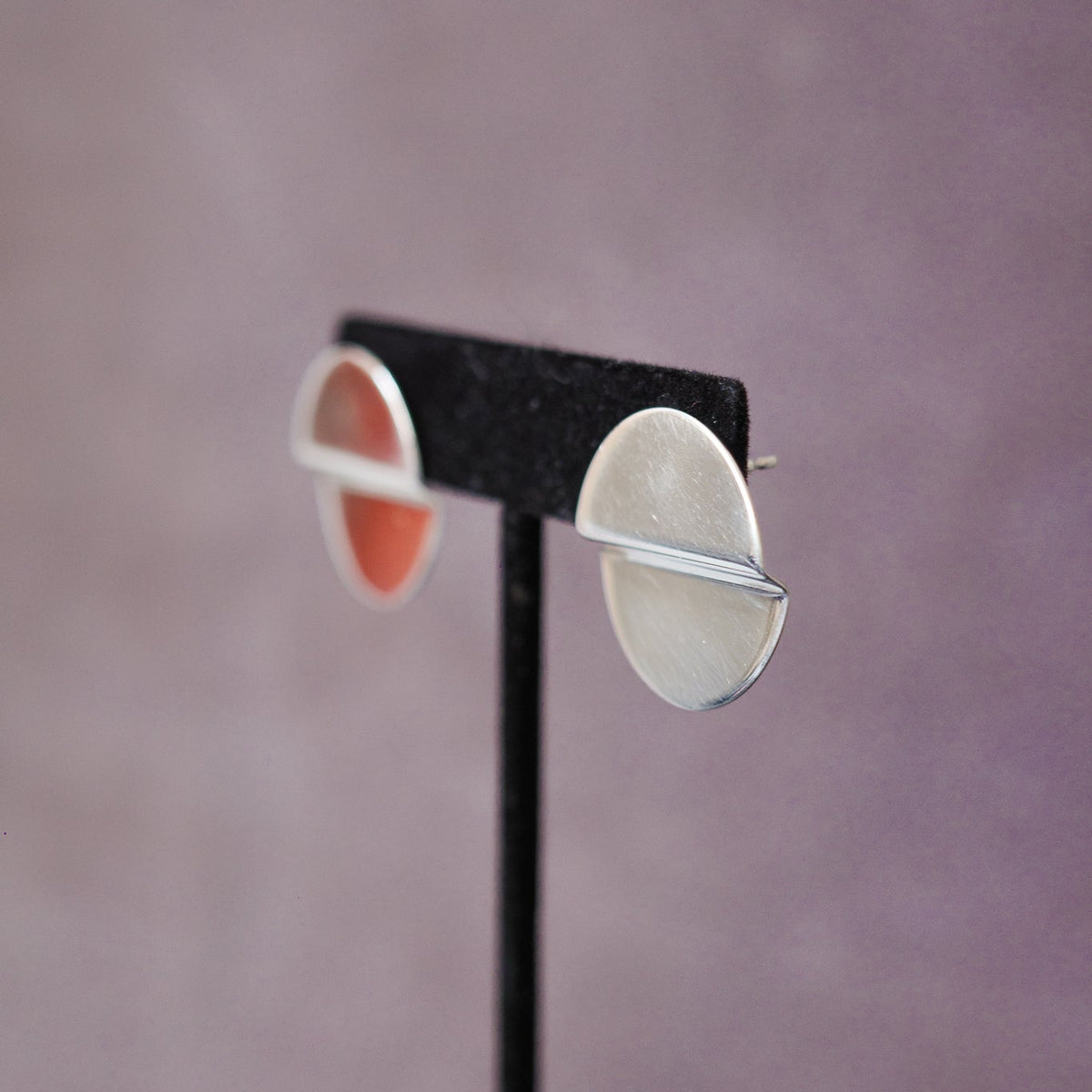 Disc earrings with fold