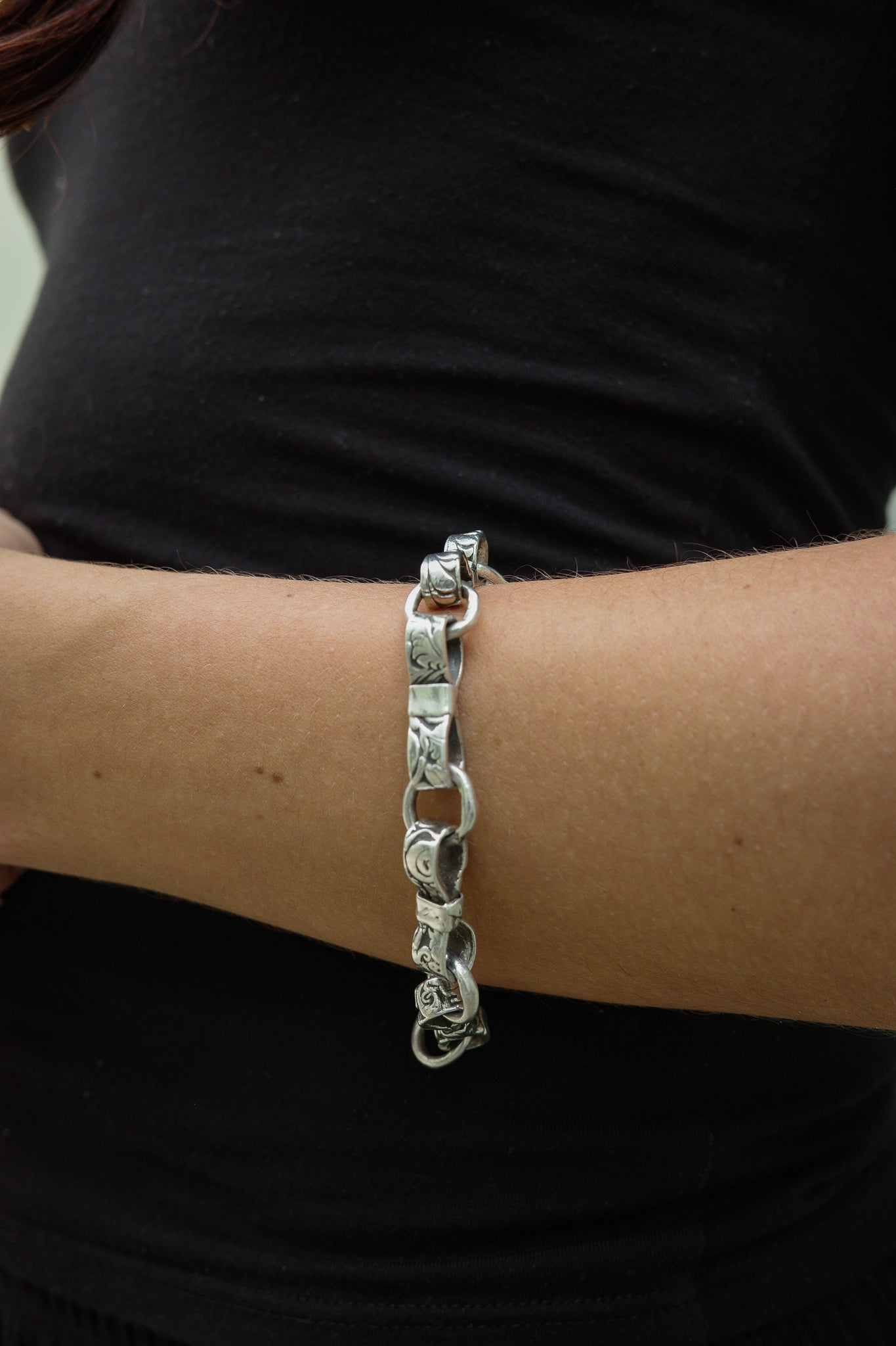 Bow engraved antique bracelet