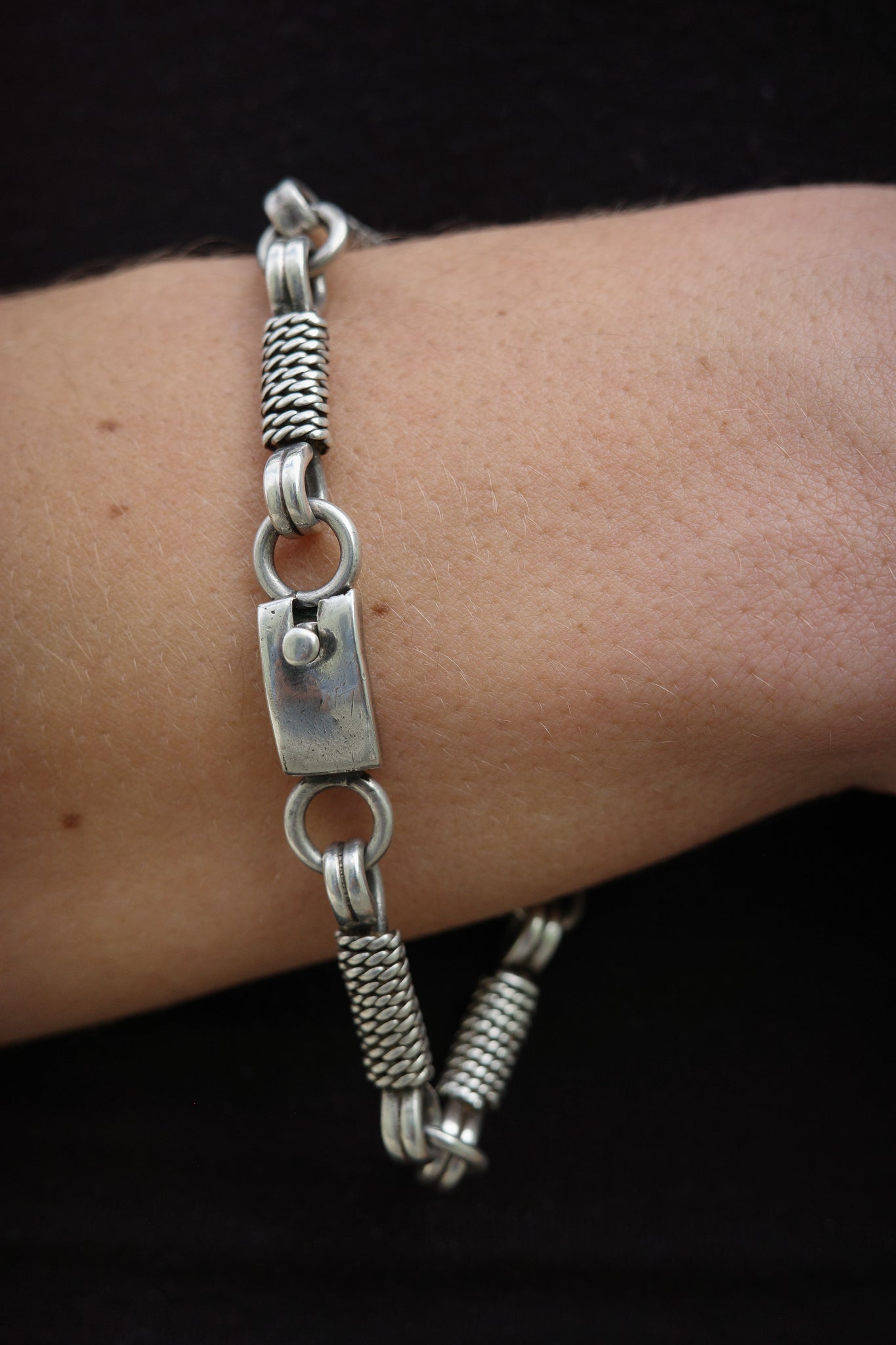 Rope and bow alternating link bracelet