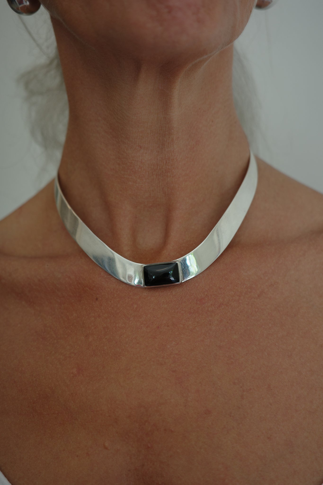 Neck-piece with onyx stone