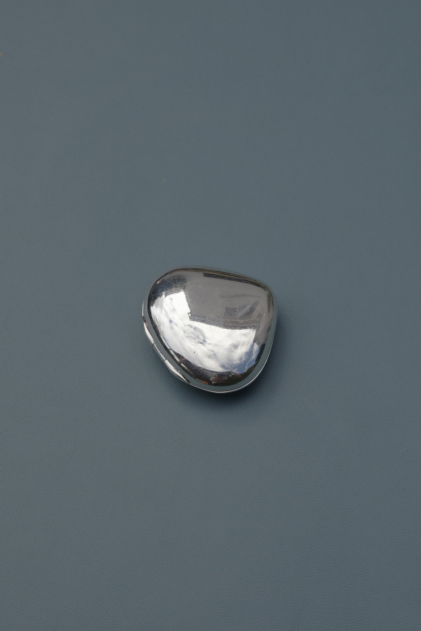 Pebble-shaped solid perfume pendant