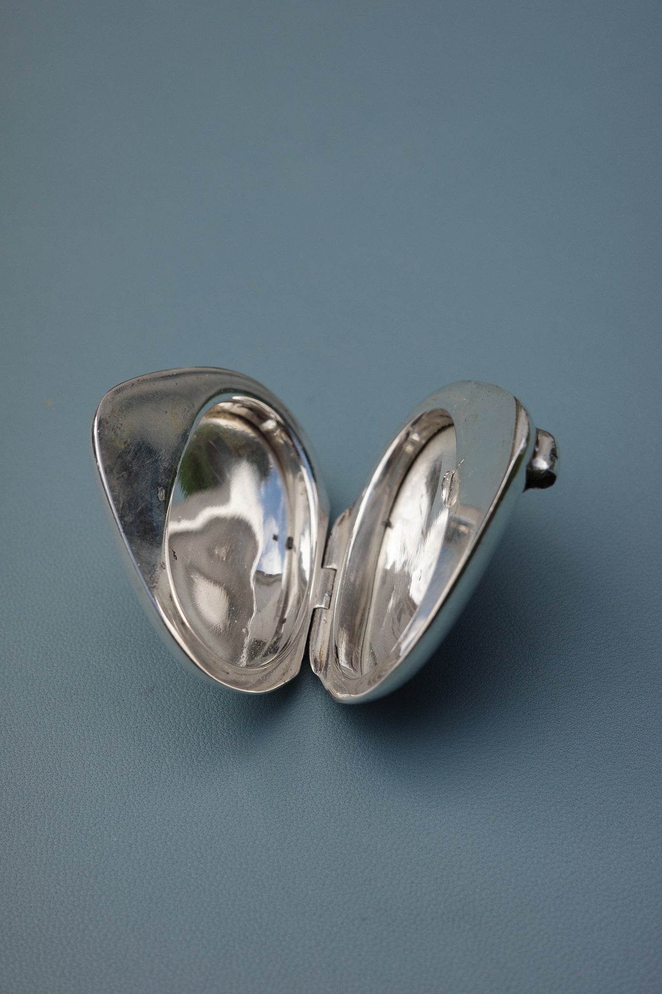 Pebble-shaped solid perfume pendant