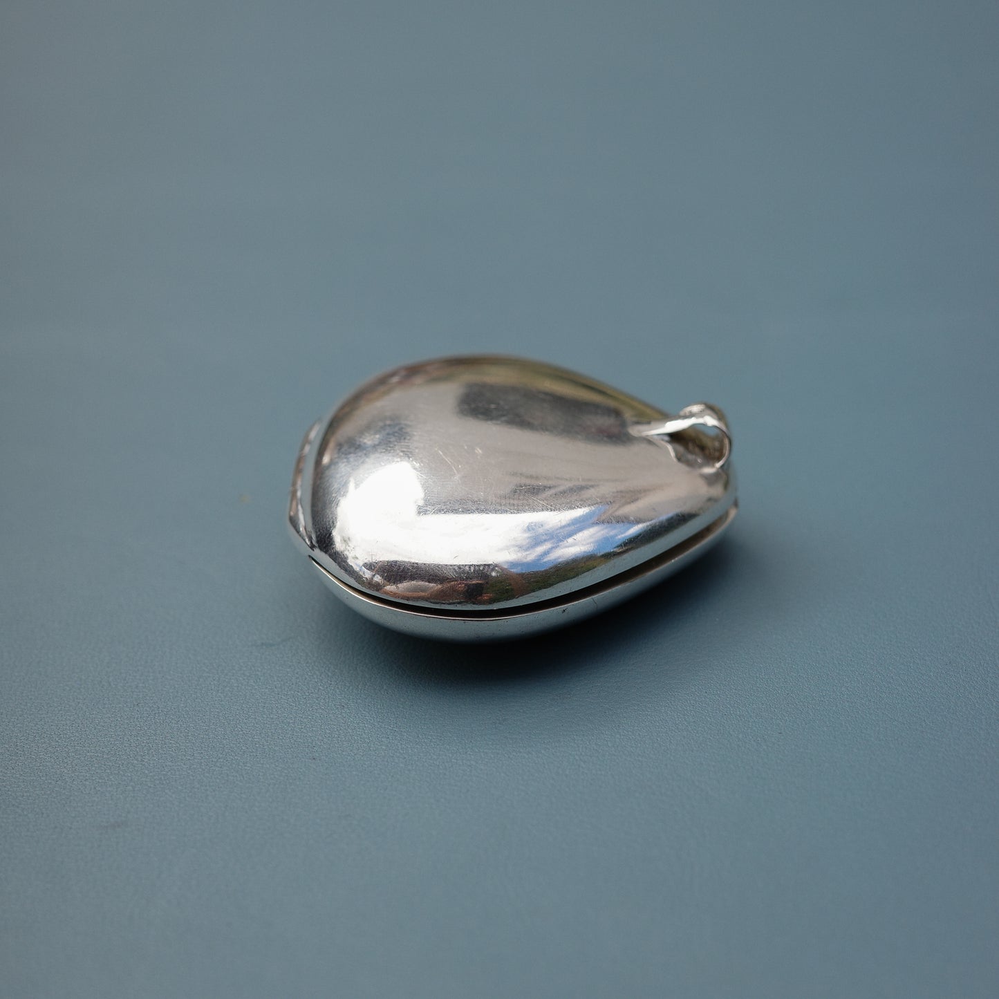 Pebble-shaped solid perfume pendant