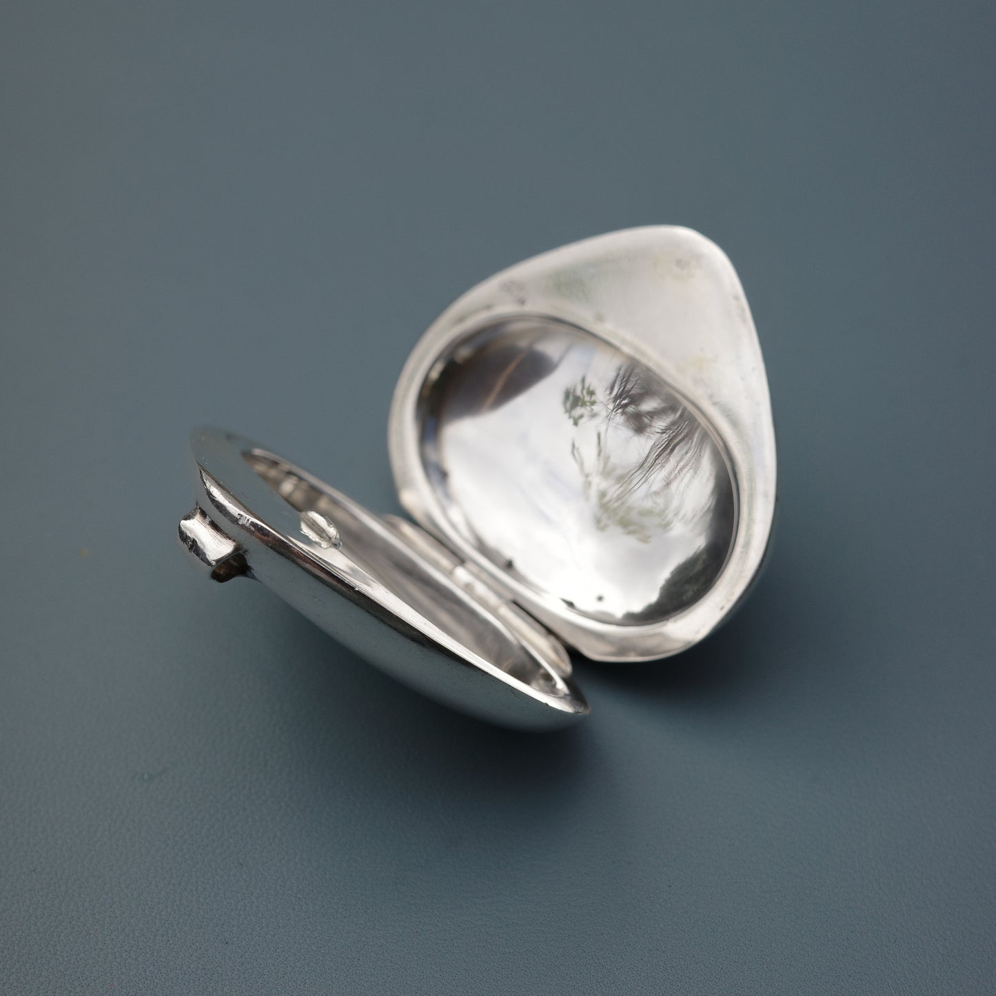 Pebble-shaped solid perfume pendant