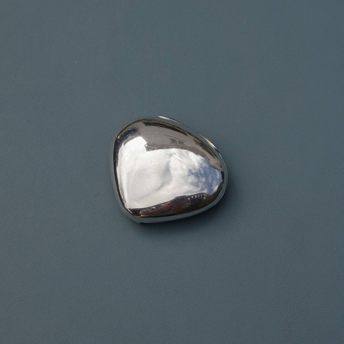 Pebble-shaped solid perfume pendant