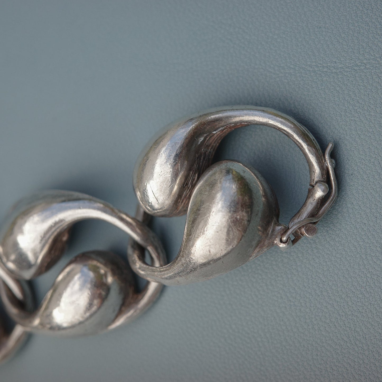 puffy scroll link bracelet