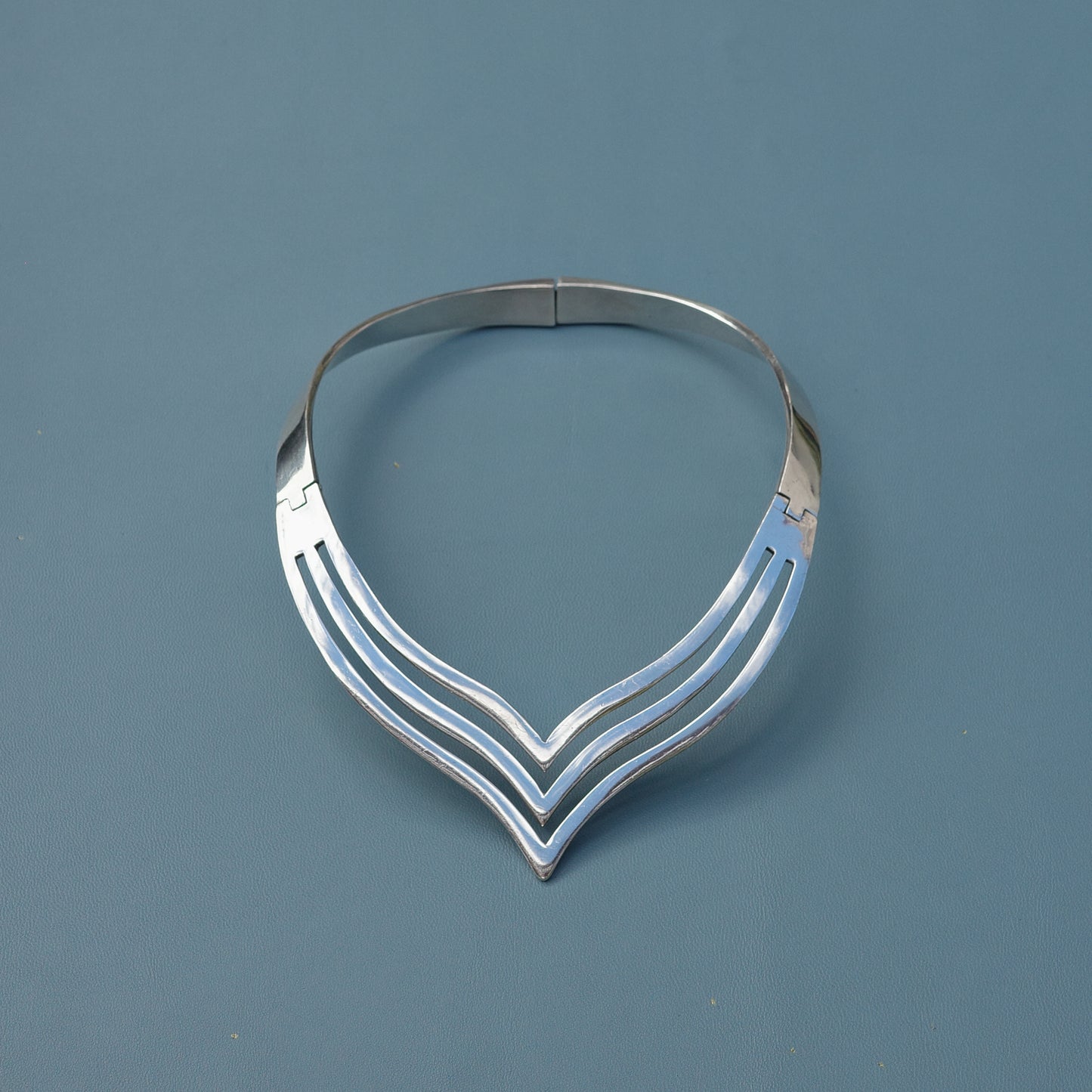 V-shaped Taxco collar