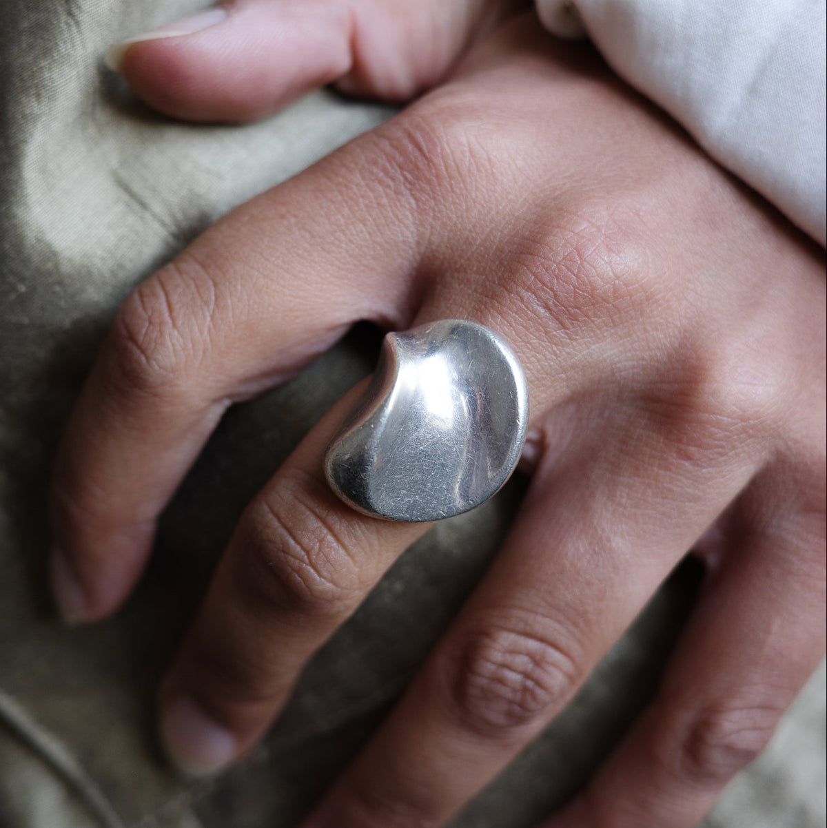 Modernist wave ring