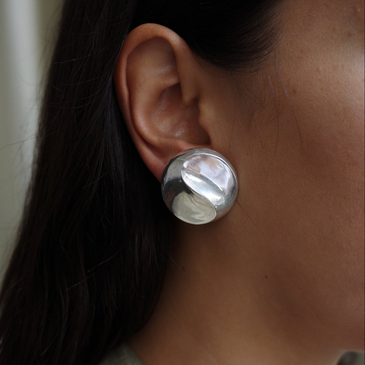 Wave discs ear studs