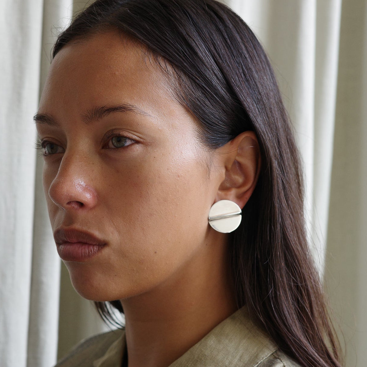 Disc earrings with fold