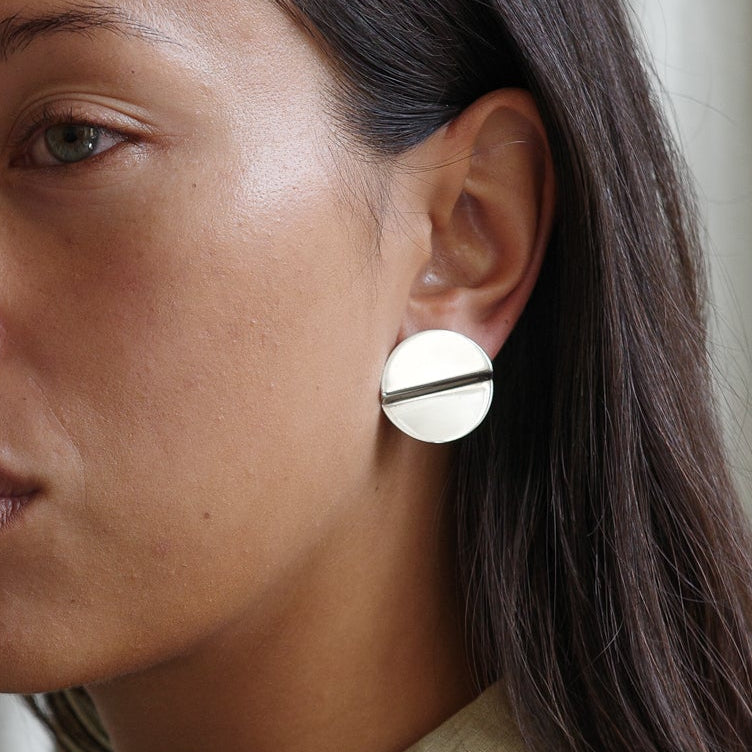 Disc earrings with fold