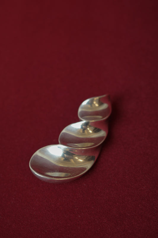 Shell brooch by Alen Dione