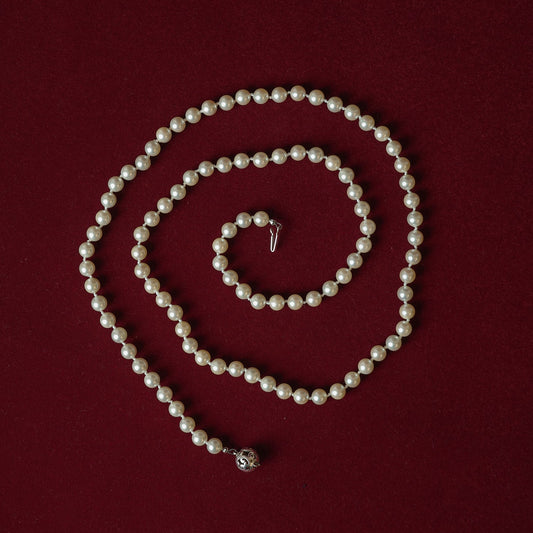 Long pearl necklace