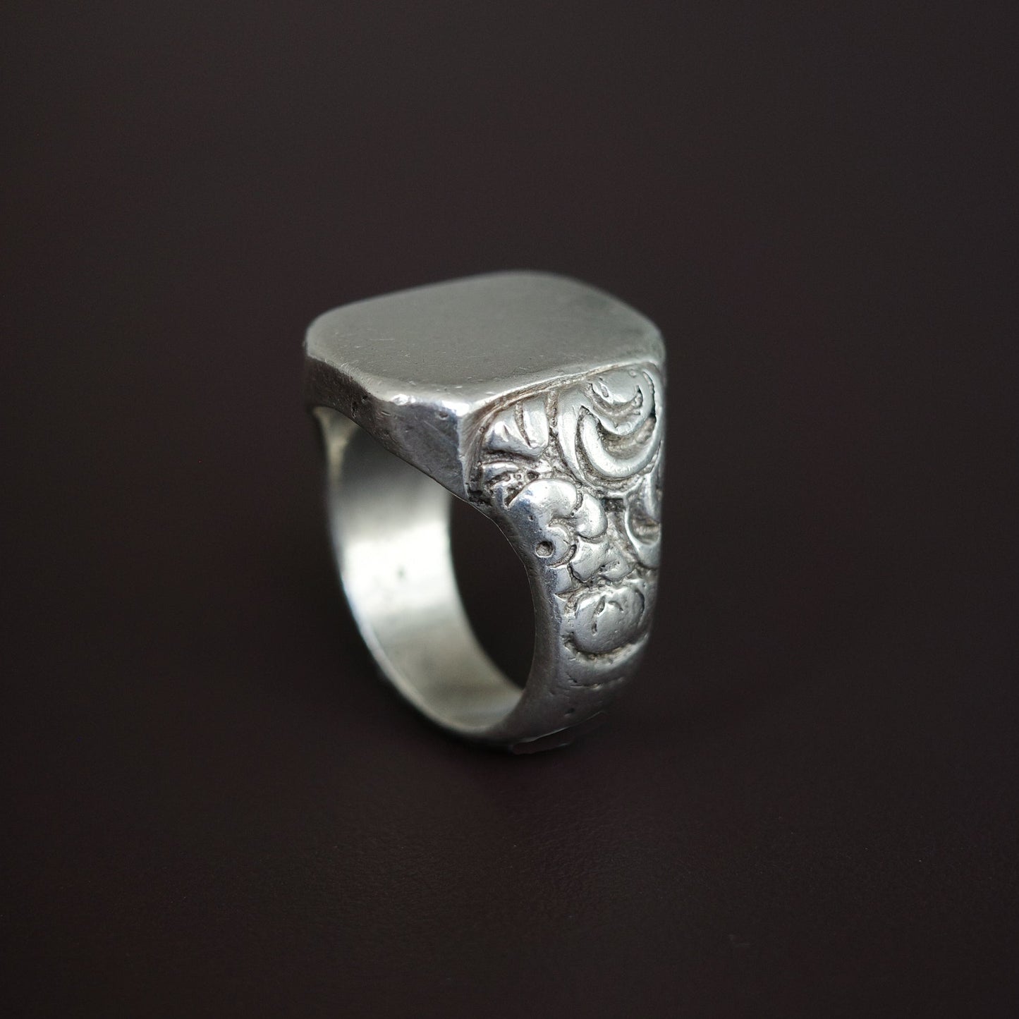 1940s floral engraved signet