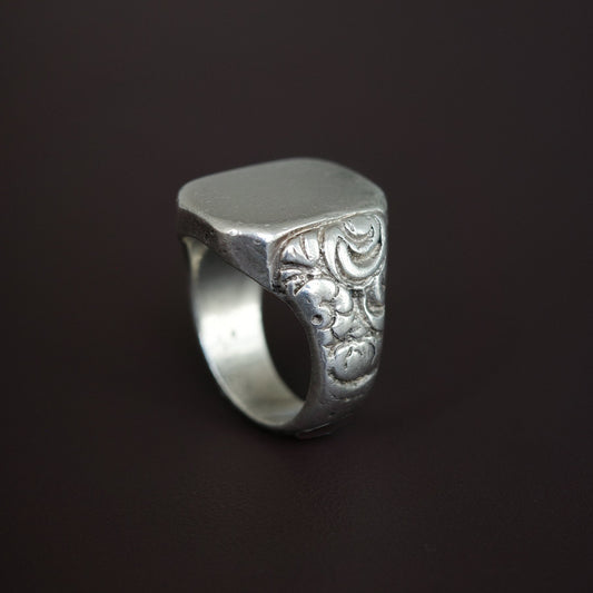 1940s floral engraved signet