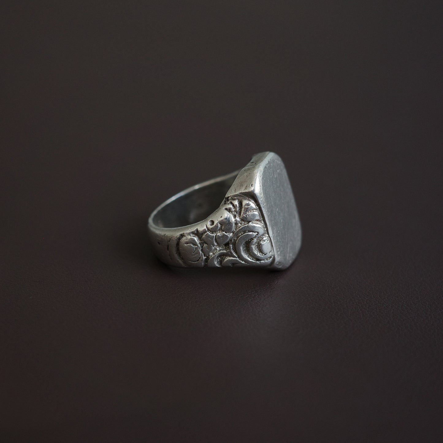 1940s floral engraved signet