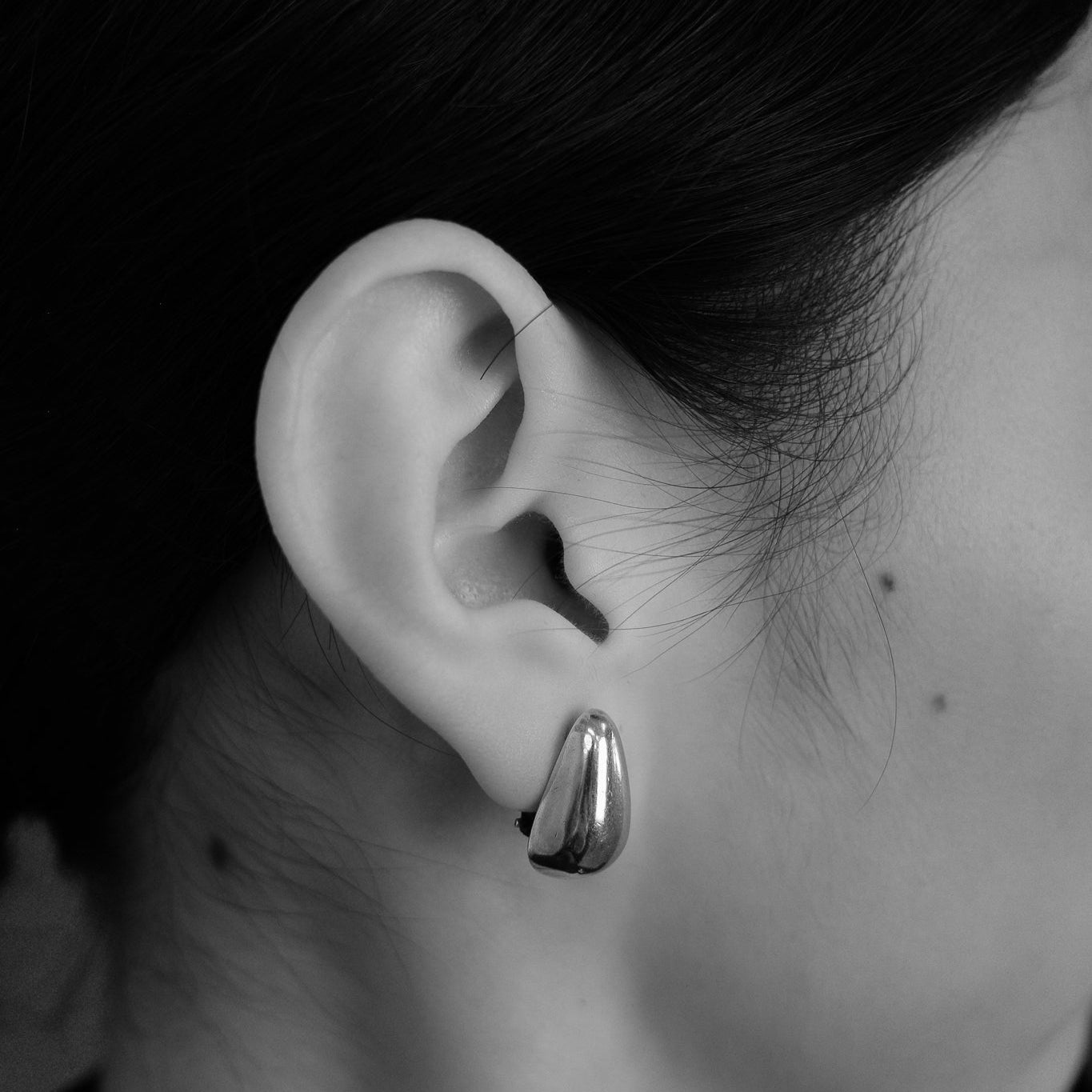 Stud drop earrings
