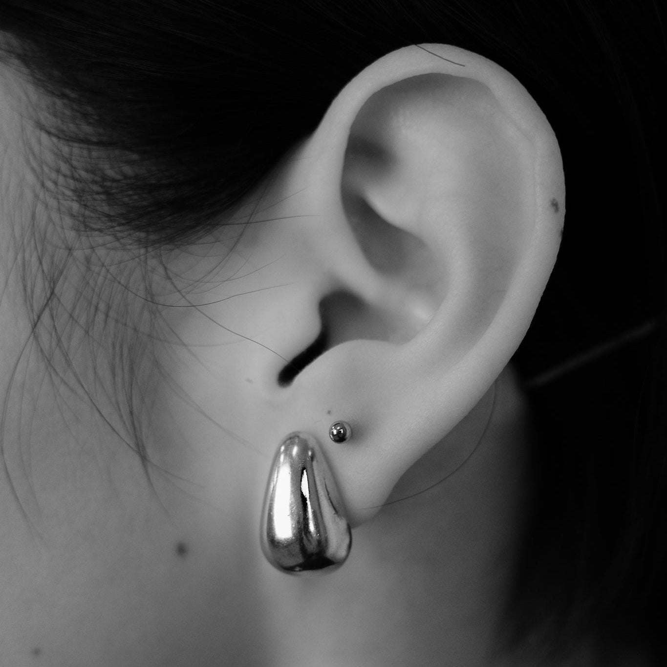 Stud drop earrings