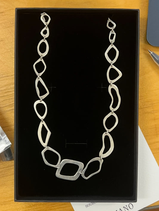 Free-shape Mexican flat necklace