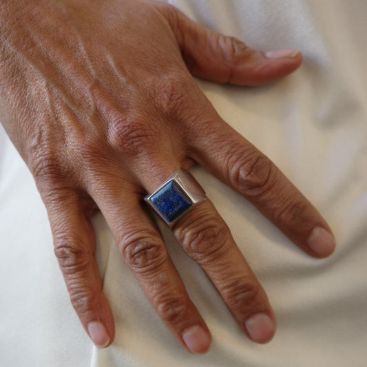 Rare and huge signet ring with Lapis Lazuli