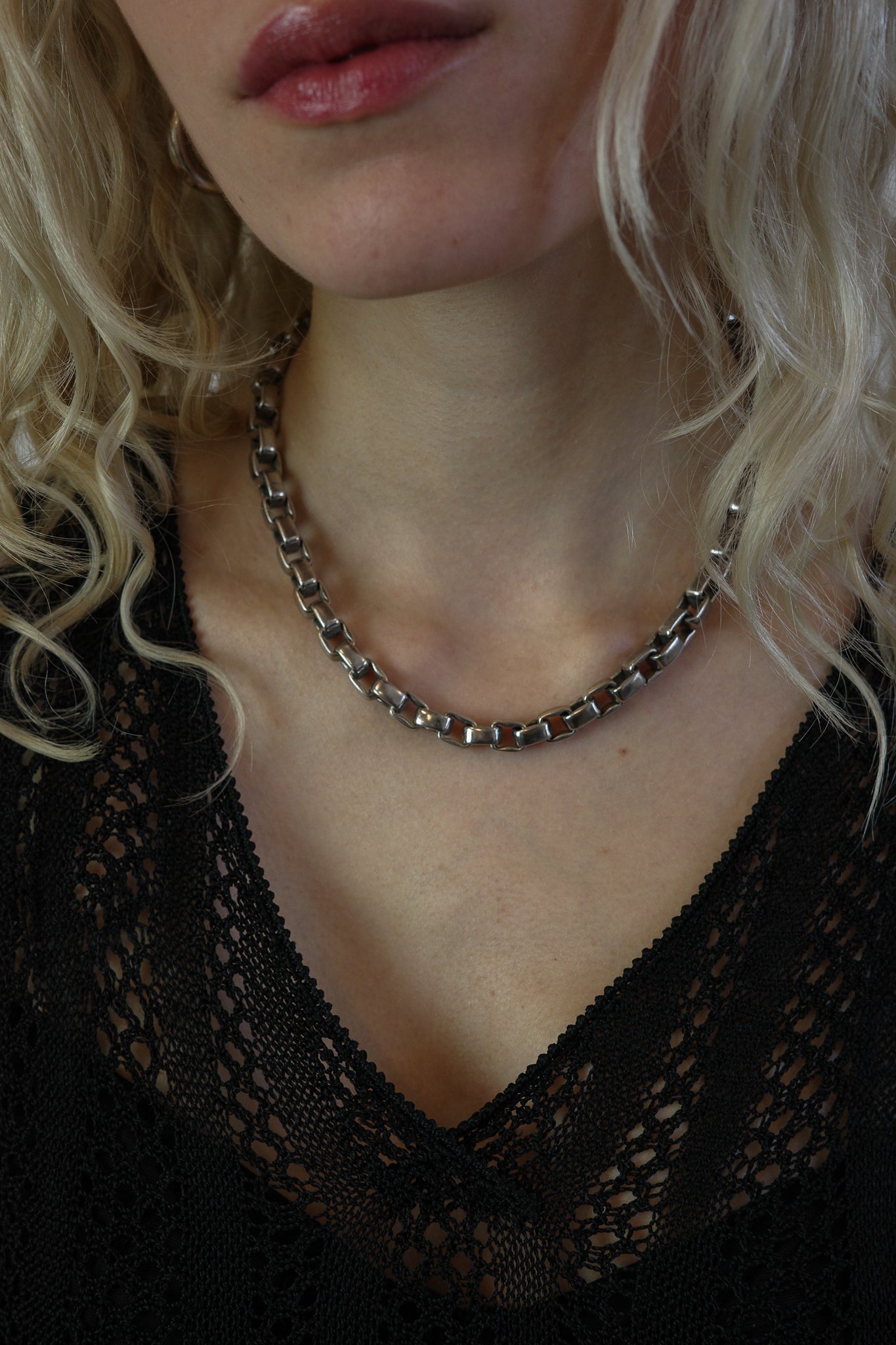 Solid, chunky box chain link necklace with seamless closure clasp